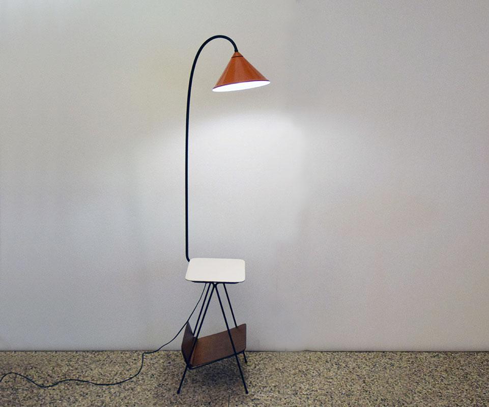 Floor lamp with coffee table and magazine rack, Italian production from the 1950s.
Painted metal structure and diffuser, white wooden table and wooden magazine rack.
Completely restored.
In excellent condition.