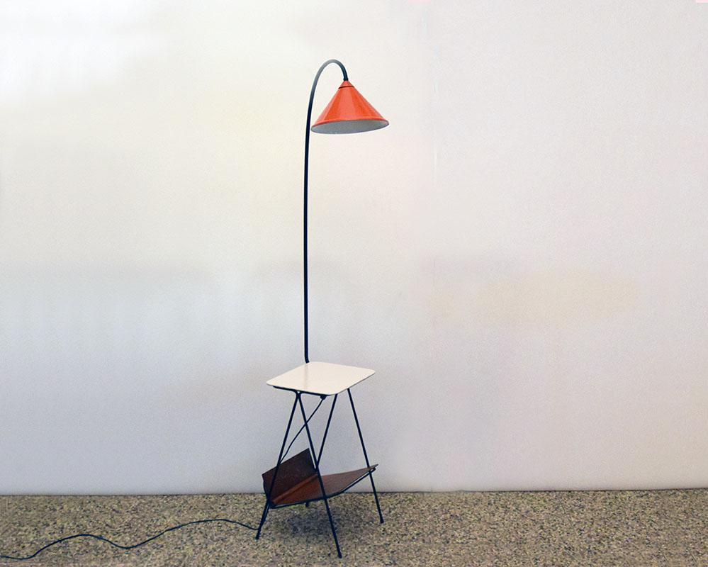 Mid-century floor lamp with coffee table and magazine rack, 1950s In Excellent Condition For Sale In Parma, IT