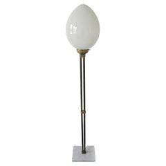 Lampadaire du milieu du siècle avec abat-jour en verre en forme d'oeuf, sur un stand en laiton et marbre