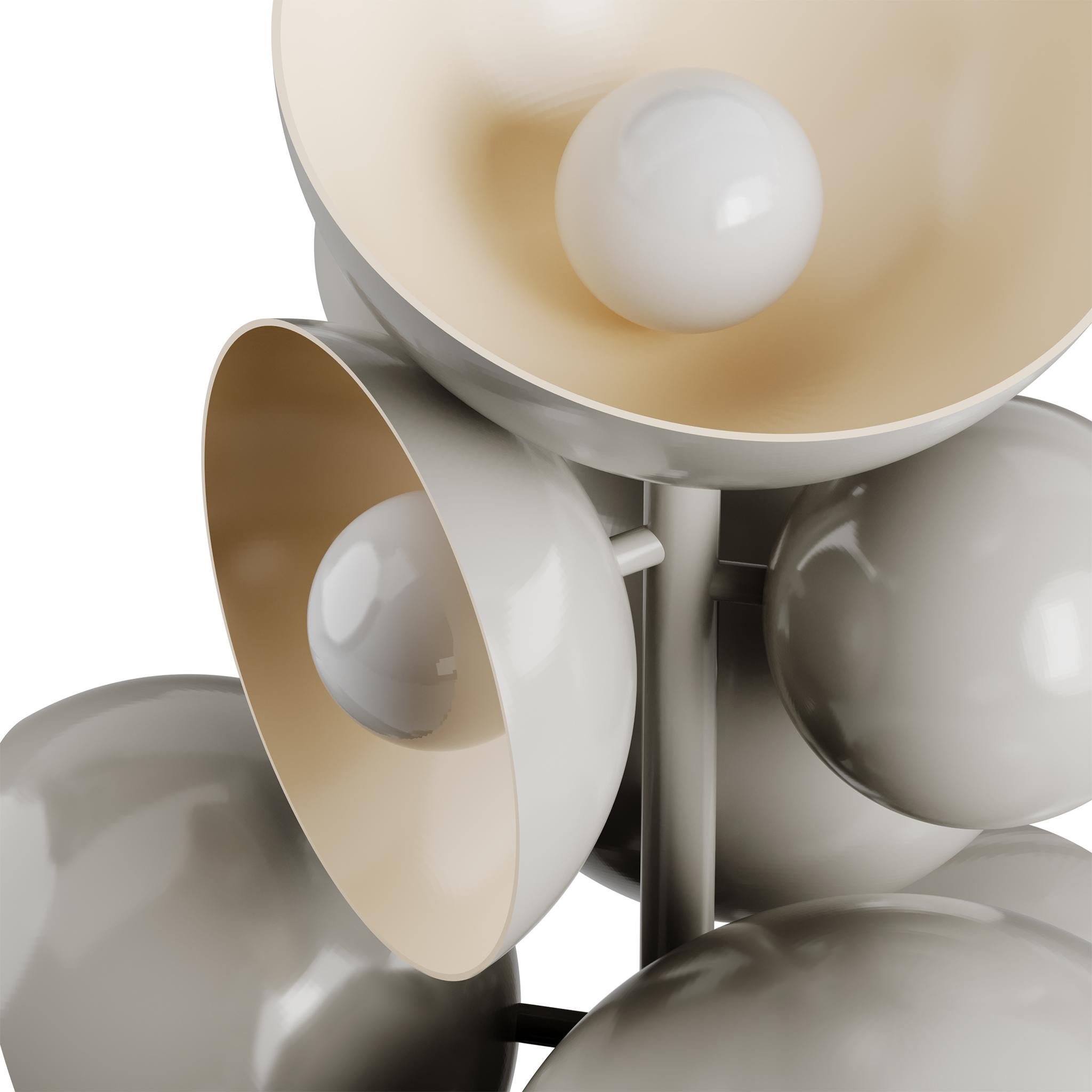 XXIe siècle et contemporain Lampadaire du milieu du siècle avec abat-jour en forme de globe oculaire en laiton et  Laqué brillant en vente