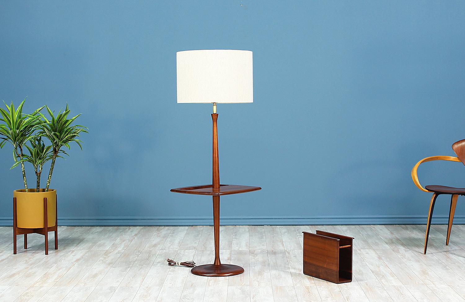 Mid-Century Floor Lamp with Magazine Tray by Laurel In Excellent Condition In Los Angeles, CA