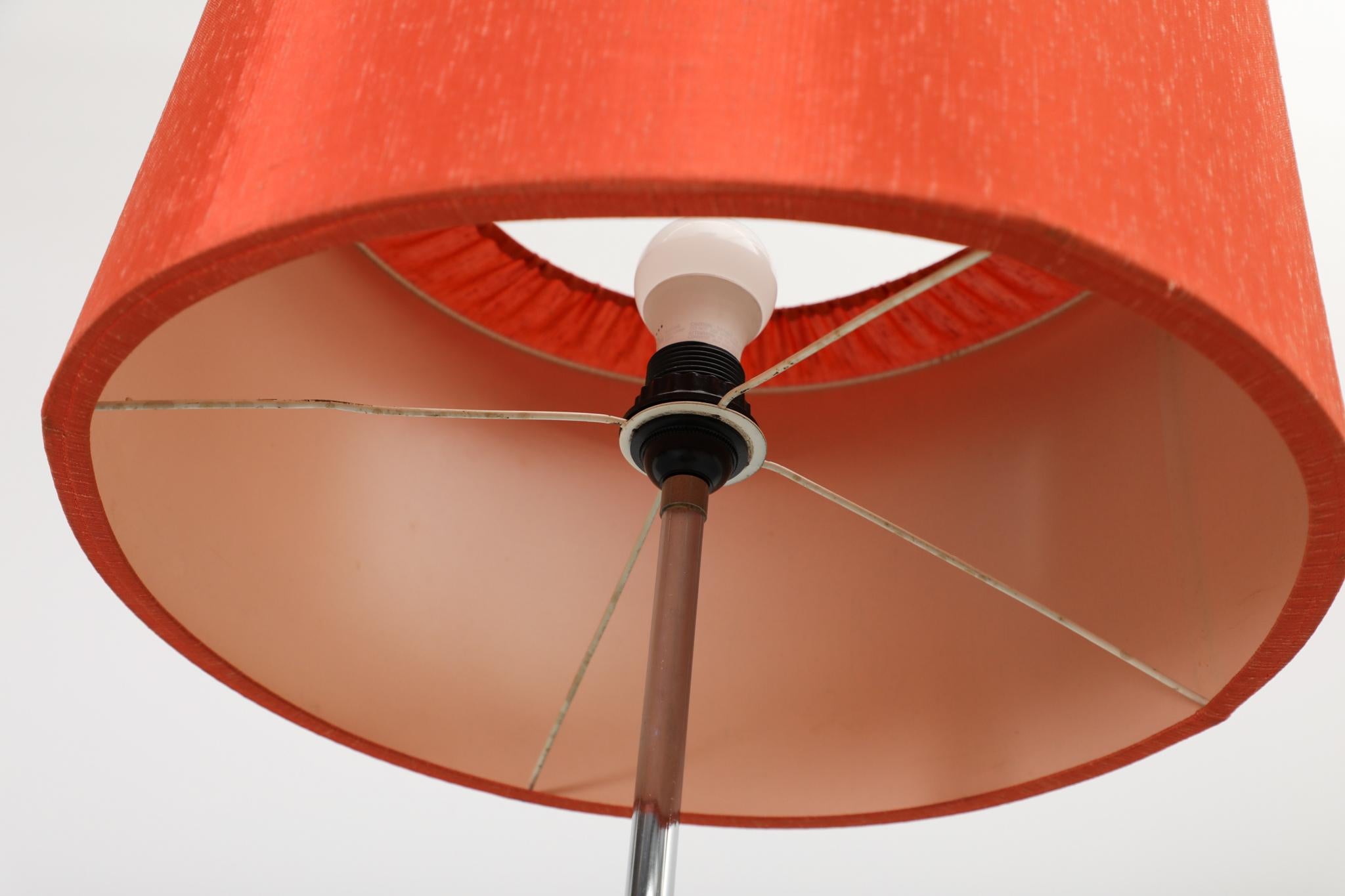 Lampadaire du milieu du siècle avec abat-jour texturé en écorce d'orange et base de style Saarinen en vente 3