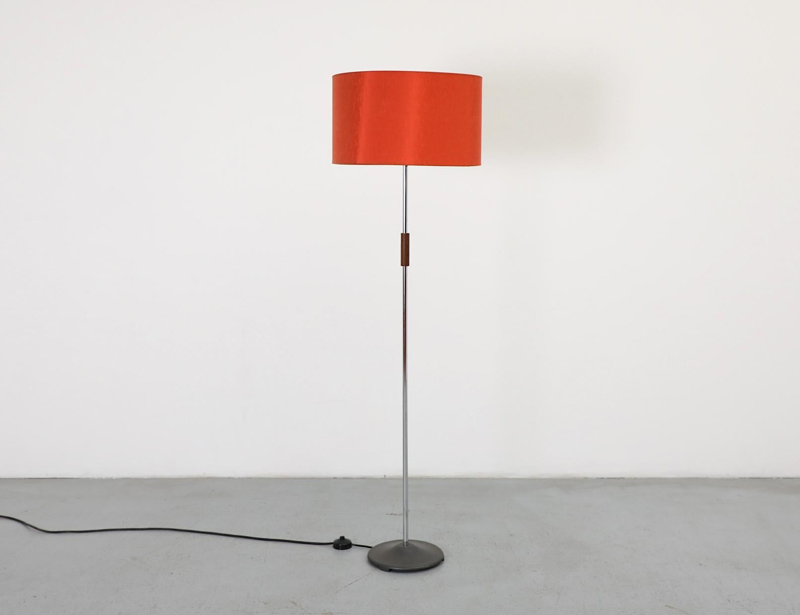 Lampadaire du milieu du siècle avec abat-jour texturé en écorce d'orange et base de style Saarinen en vente 7