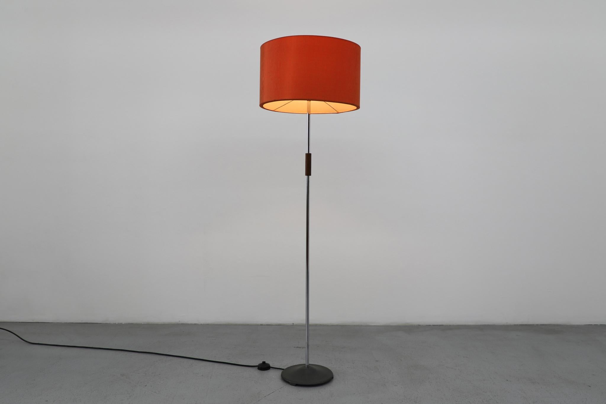 Mid-Century Modern Lampadaire du milieu du siècle avec abat-jour texturé en écorce d'orange et base de style Saarinen en vente
