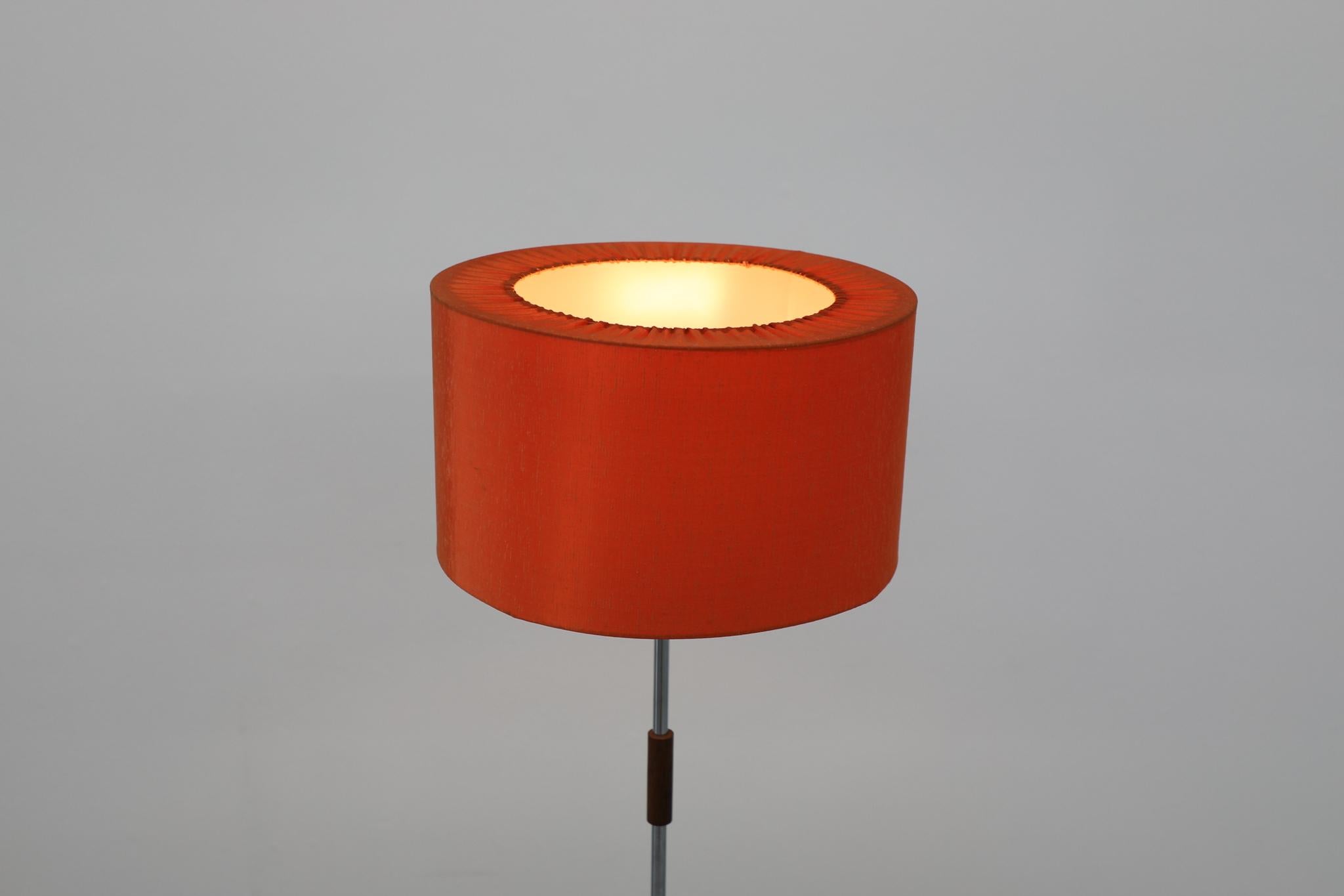 Néerlandais Lampadaire du milieu du siècle avec abat-jour texturé en écorce d'orange et base de style Saarinen en vente