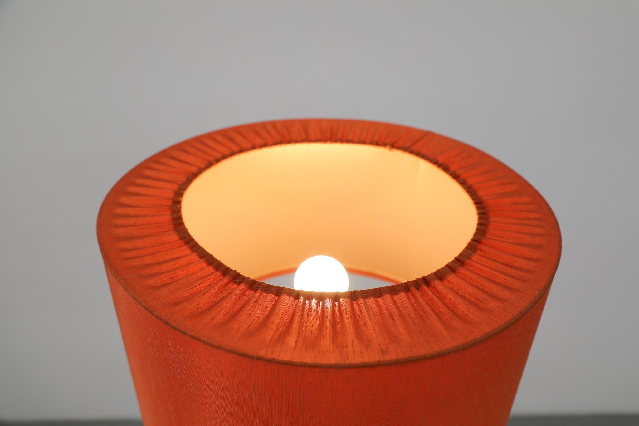 Lampadaire du milieu du siècle avec abat-jour texturé en écorce d'orange et base de style Saarinen Bon état - En vente à Los Angeles, CA
