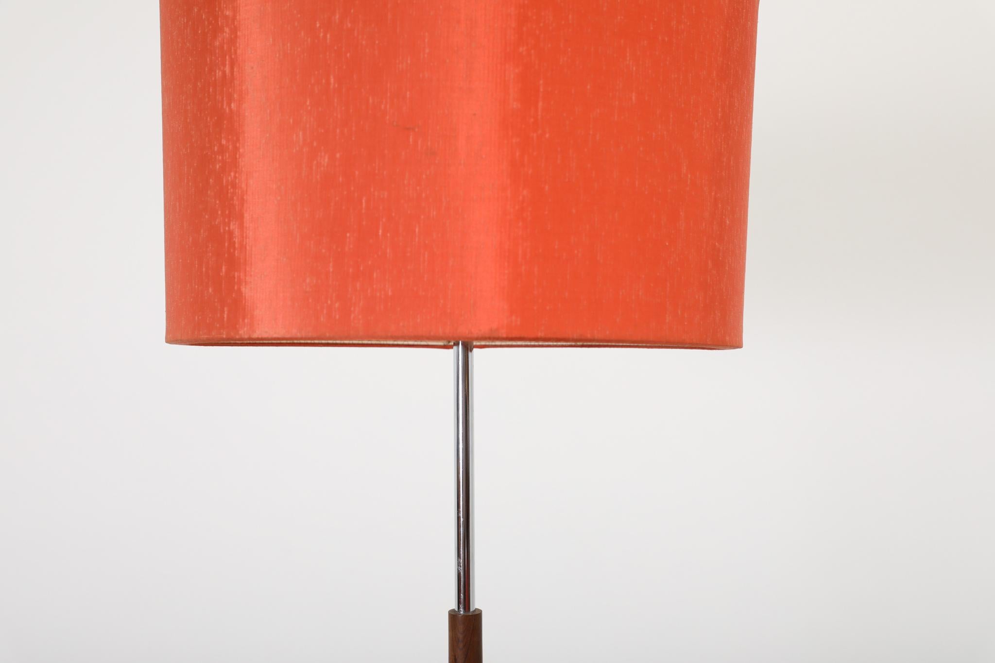 Milieu du XXe siècle Lampadaire du milieu du siècle avec abat-jour texturé en écorce d'orange et base de style Saarinen en vente