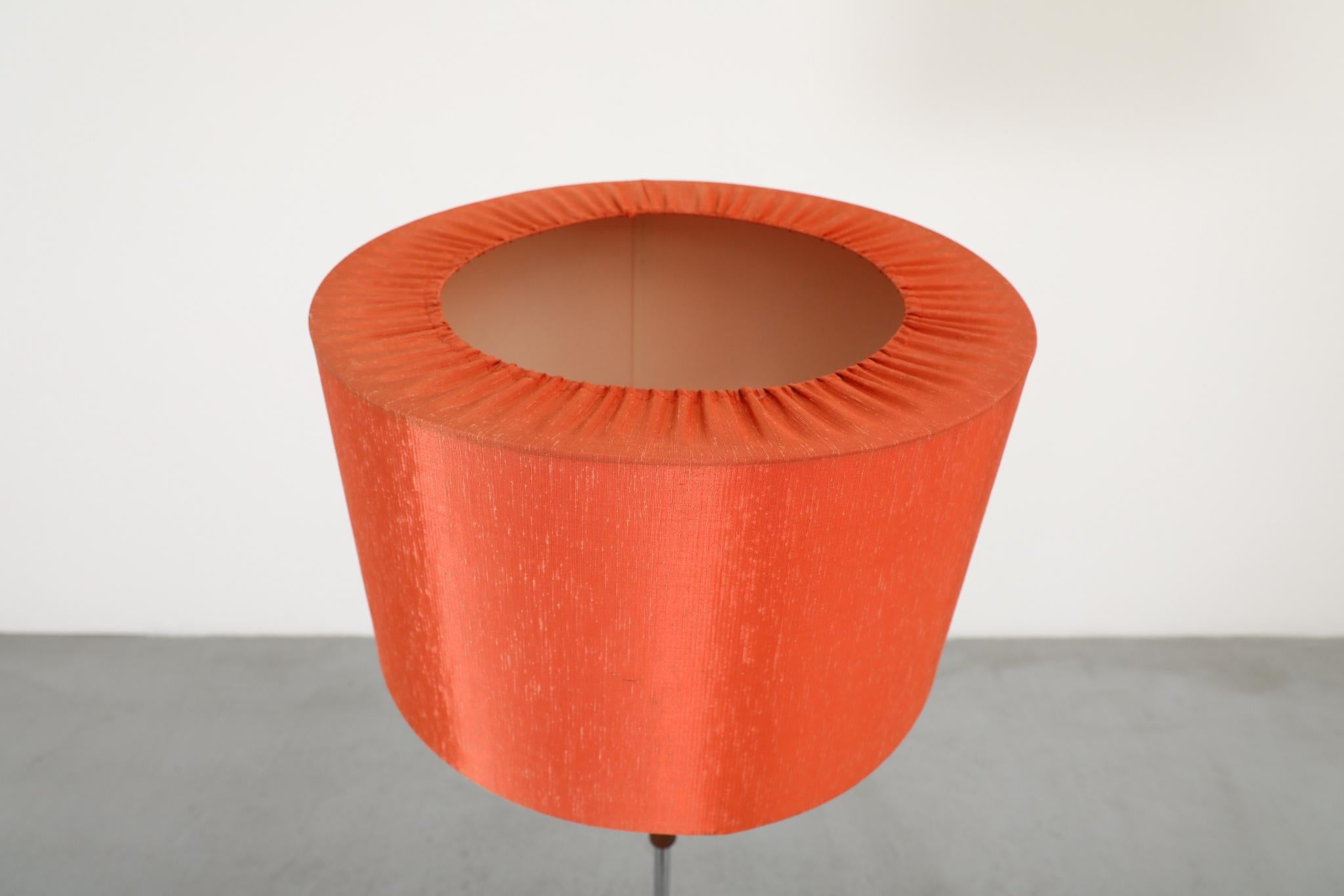 Métal Lampadaire du milieu du siècle avec abat-jour texturé en écorce d'orange et base de style Saarinen en vente