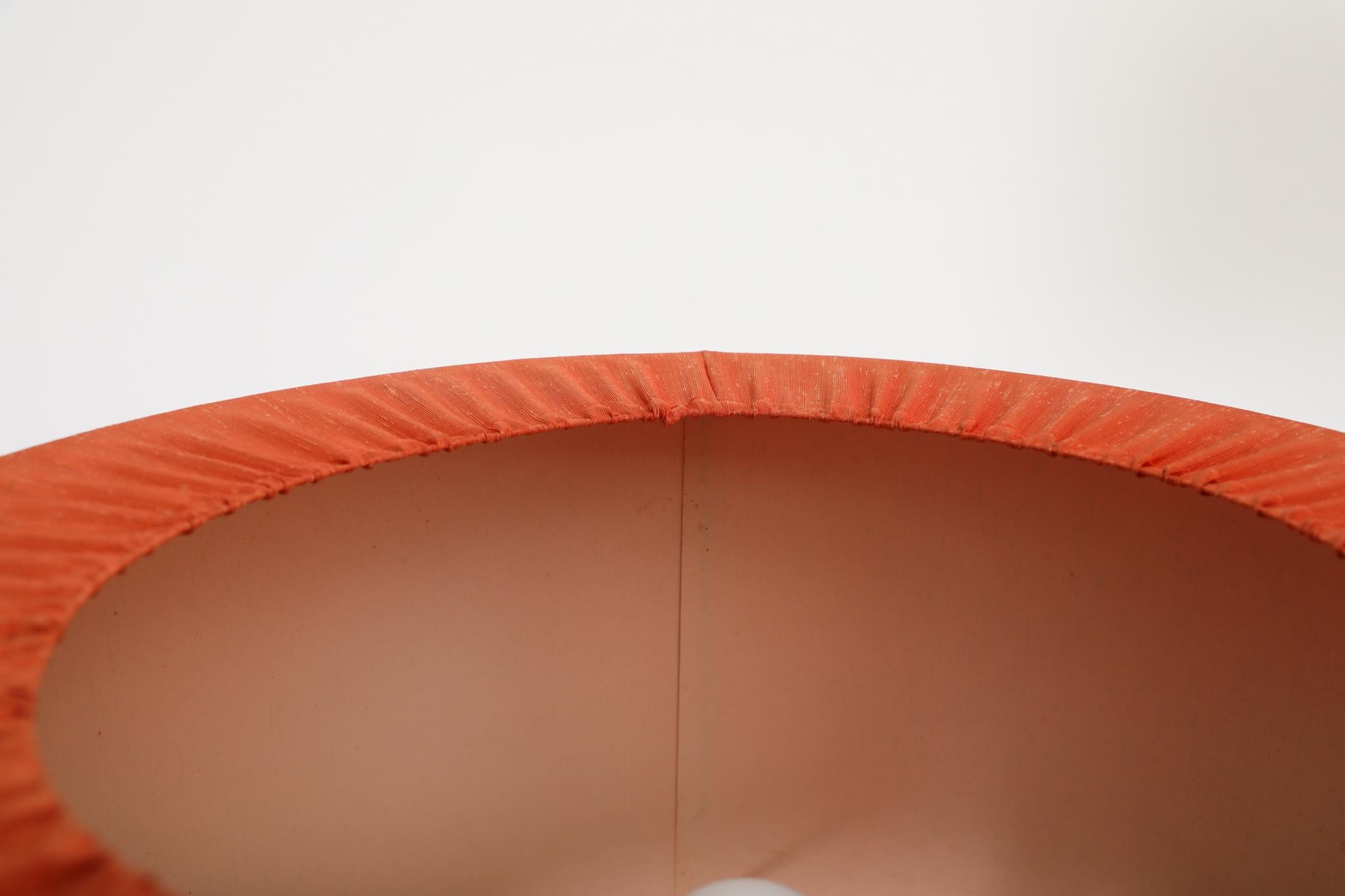 Lampadaire du milieu du siècle avec abat-jour texturé en écorce d'orange et base de style Saarinen en vente 1