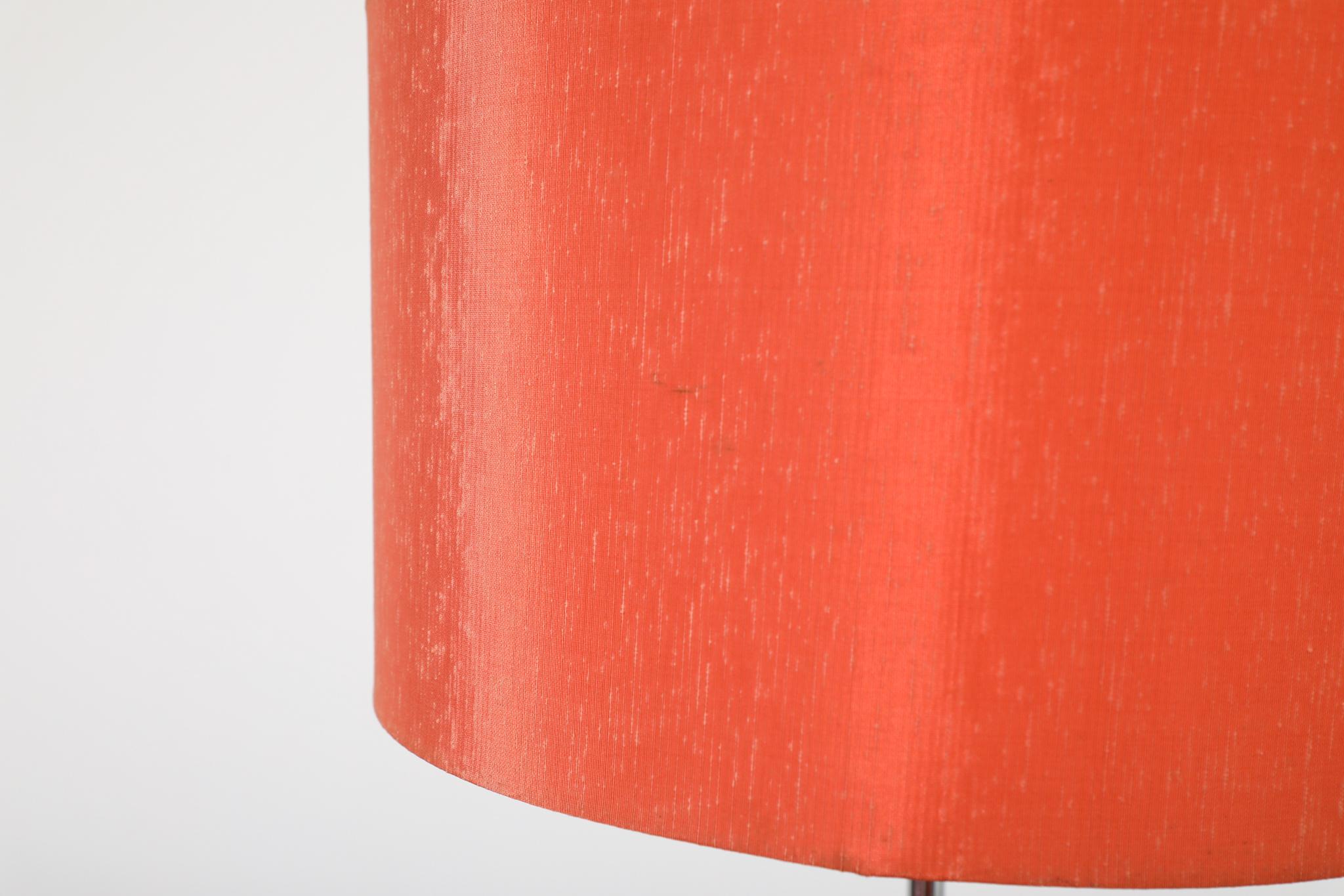 Lampadaire du milieu du siècle avec abat-jour texturé en écorce d'orange et base de style Saarinen en vente 2