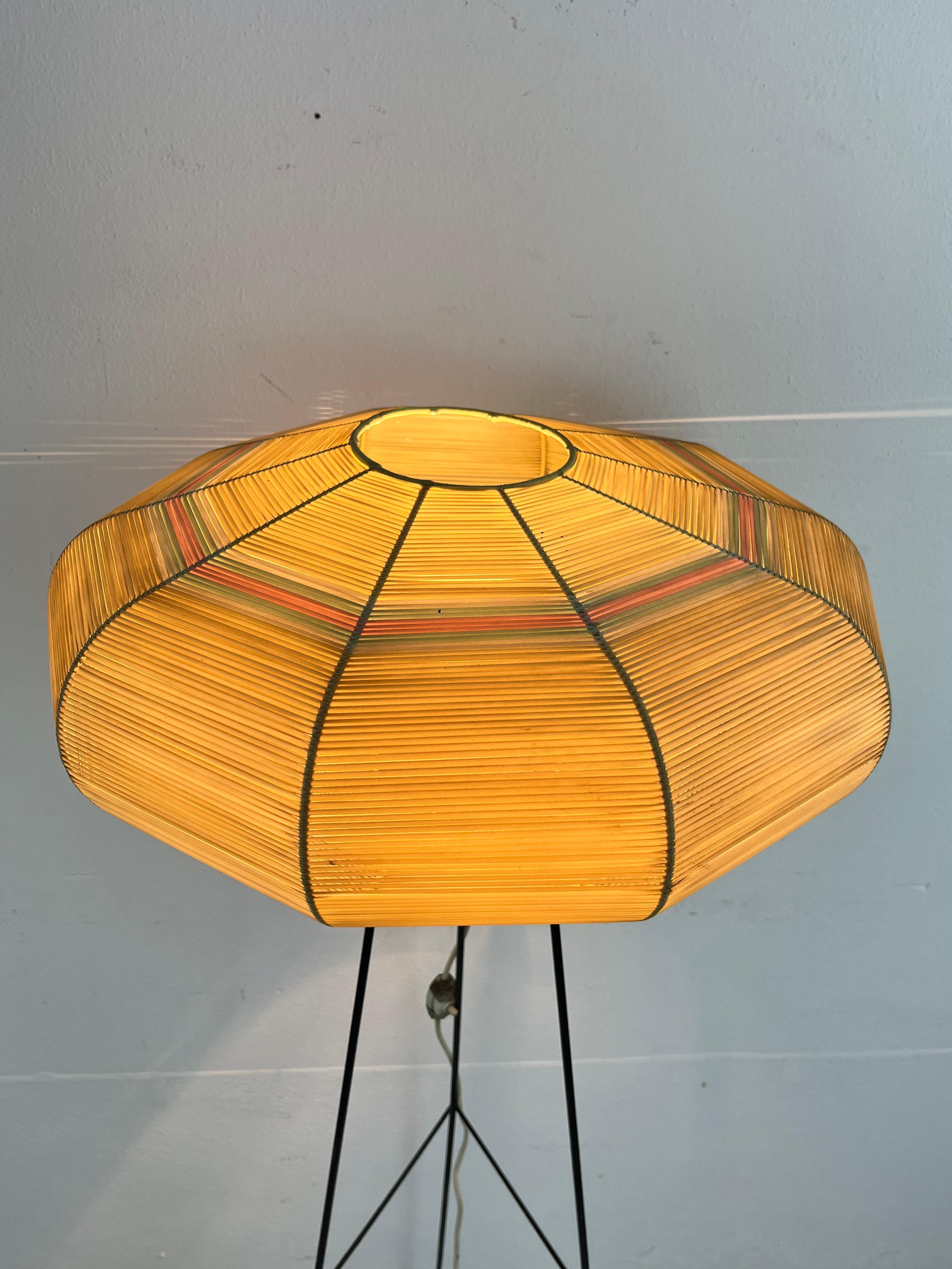Lampada da terra di metà secolo con paralume in rafia, anni '50 in vendita 4