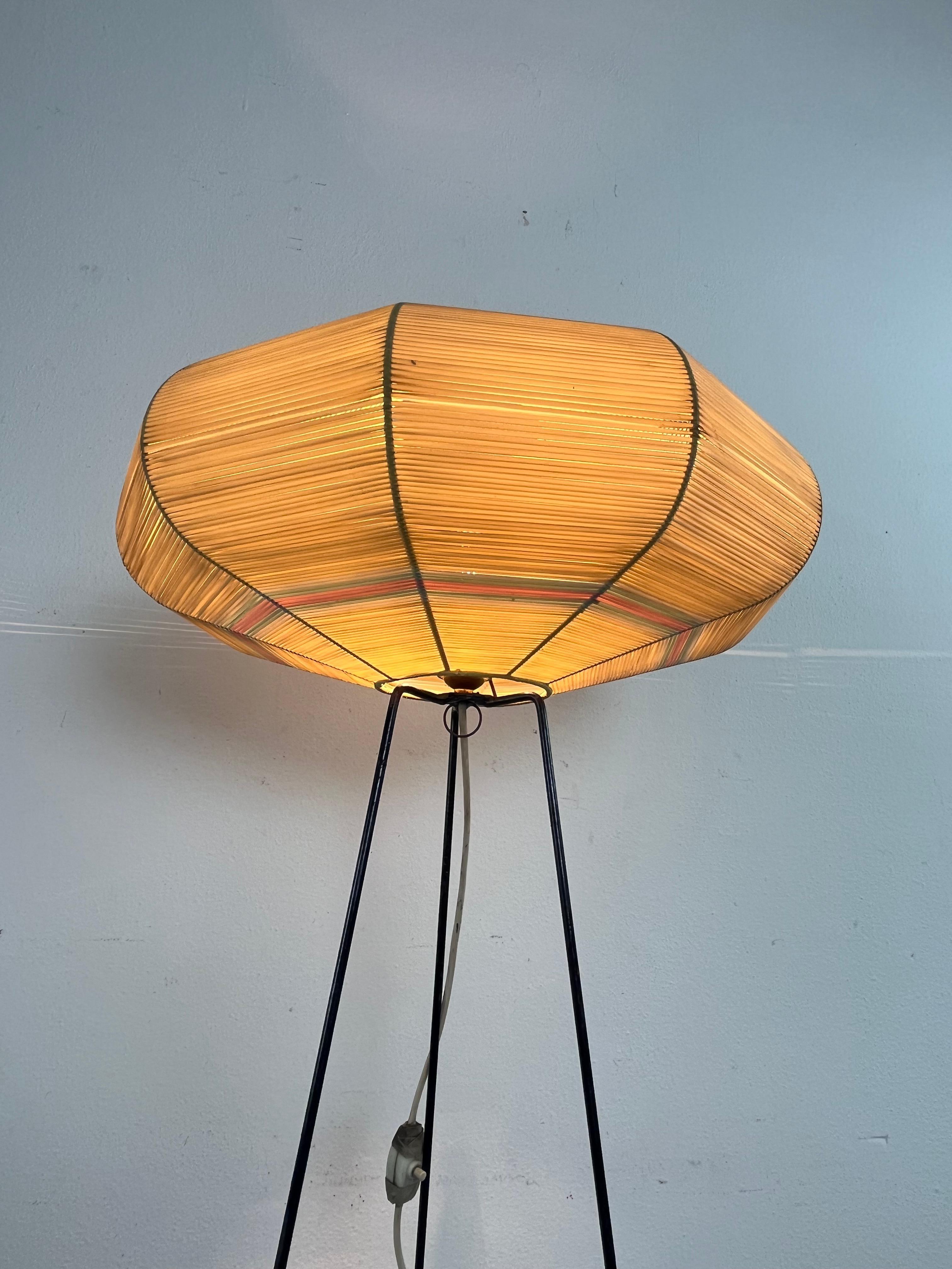 Lampada da terra di metà secolo con paralume in rafia, anni '50 in vendita 5