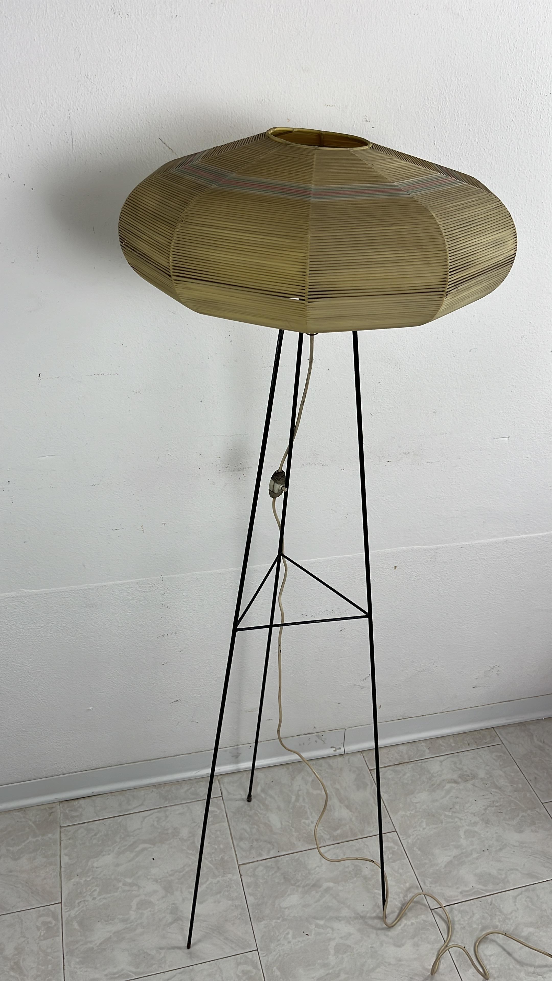 Lampada da terra di metà secolo con paralume in rafia, anni '50 in vendita 10
