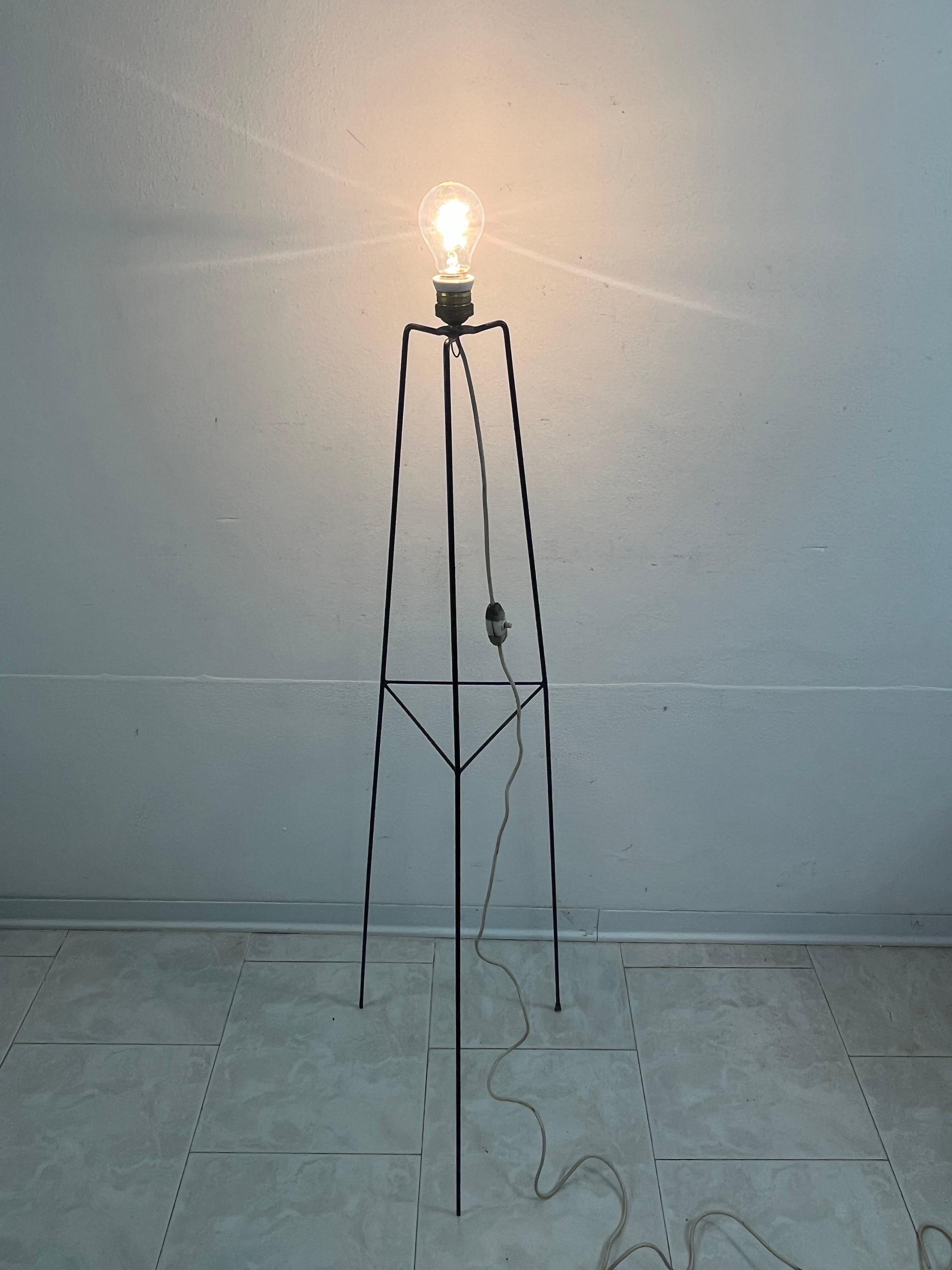 Lampada da terra di metà secolo con paralume in rafia, anni '50 In condizioni buone in vendita a Palermo, IT