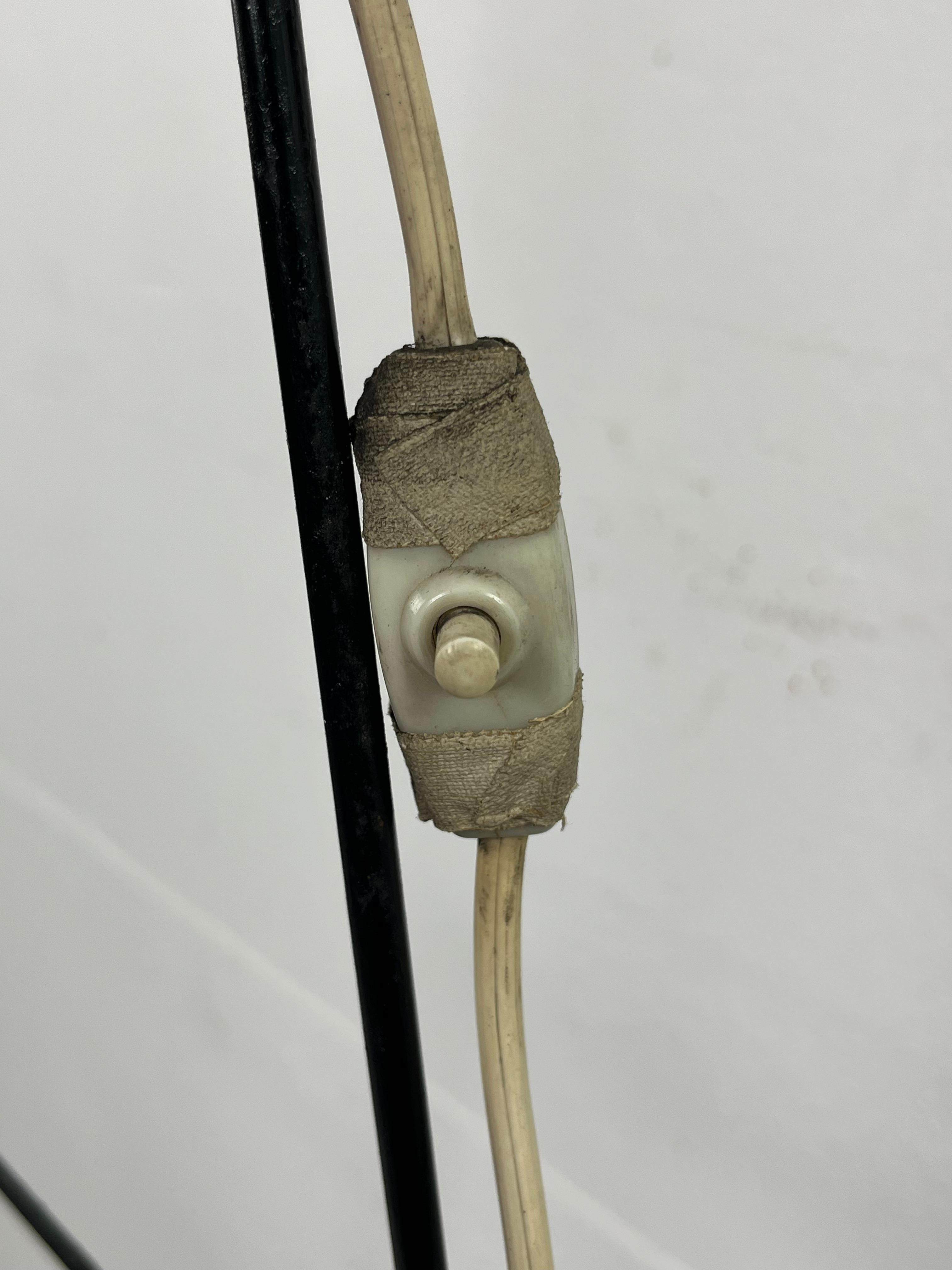 Metallo Lampada da terra di metà secolo con paralume in rafia, anni '50 in vendita