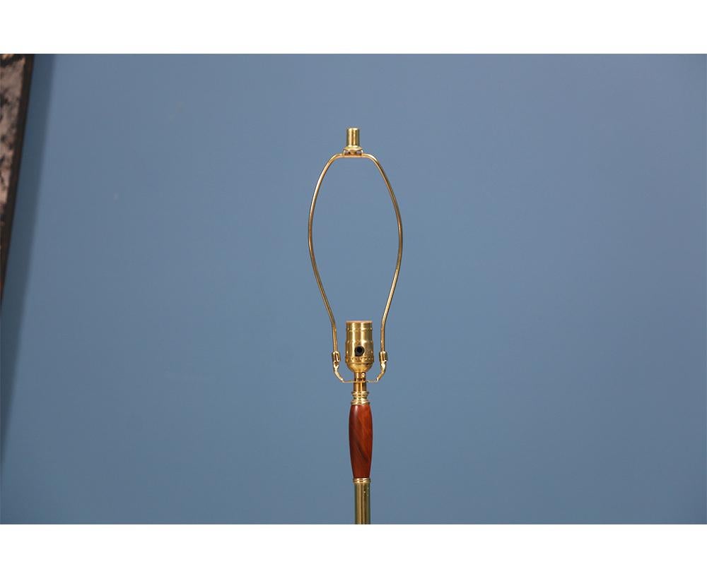 Midcentury Floor Lamp with Sculpted Walnut Base and Brass (amerikanisch)