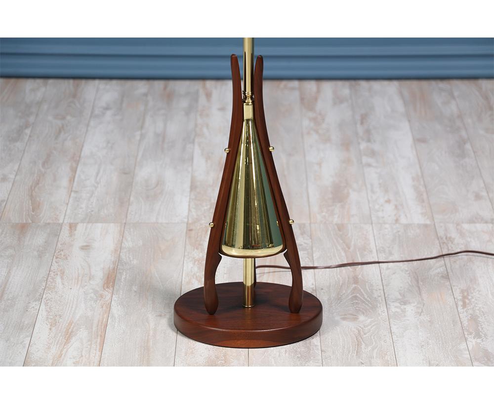 Midcentury Floor Lamp with Sculpted Walnut Base and Brass im Zustand „Hervorragend“ in Los Angeles, CA