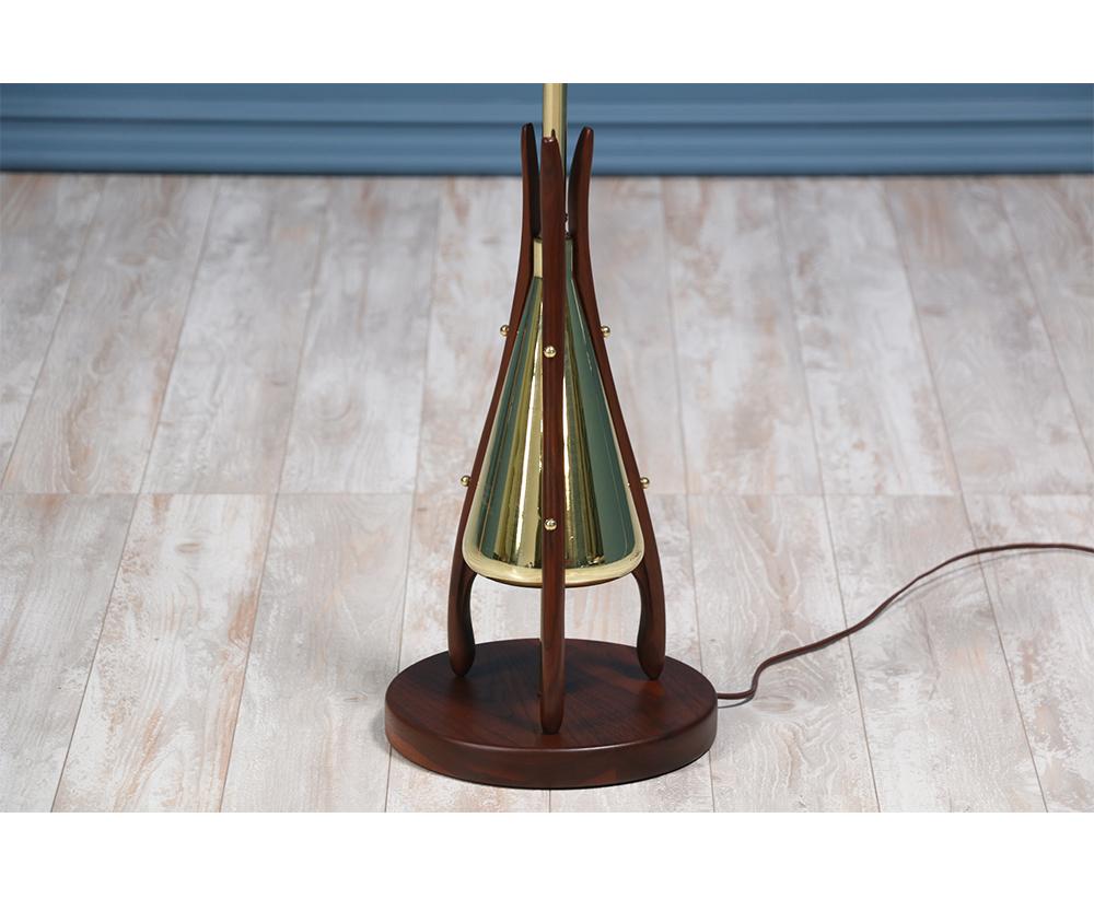 Midcentury Floor Lamp with Sculpted Walnut Base and Brass (Mitte des 20. Jahrhunderts)