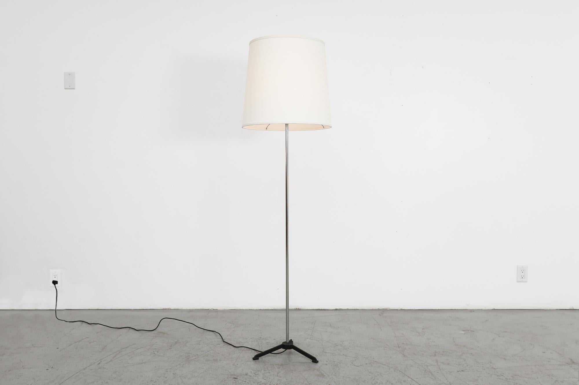 Mid-Century Modern Lampadaire du milieu du siècle avec nouvel abat-jour tambour conique blanc, tige chromée et base noire en vente