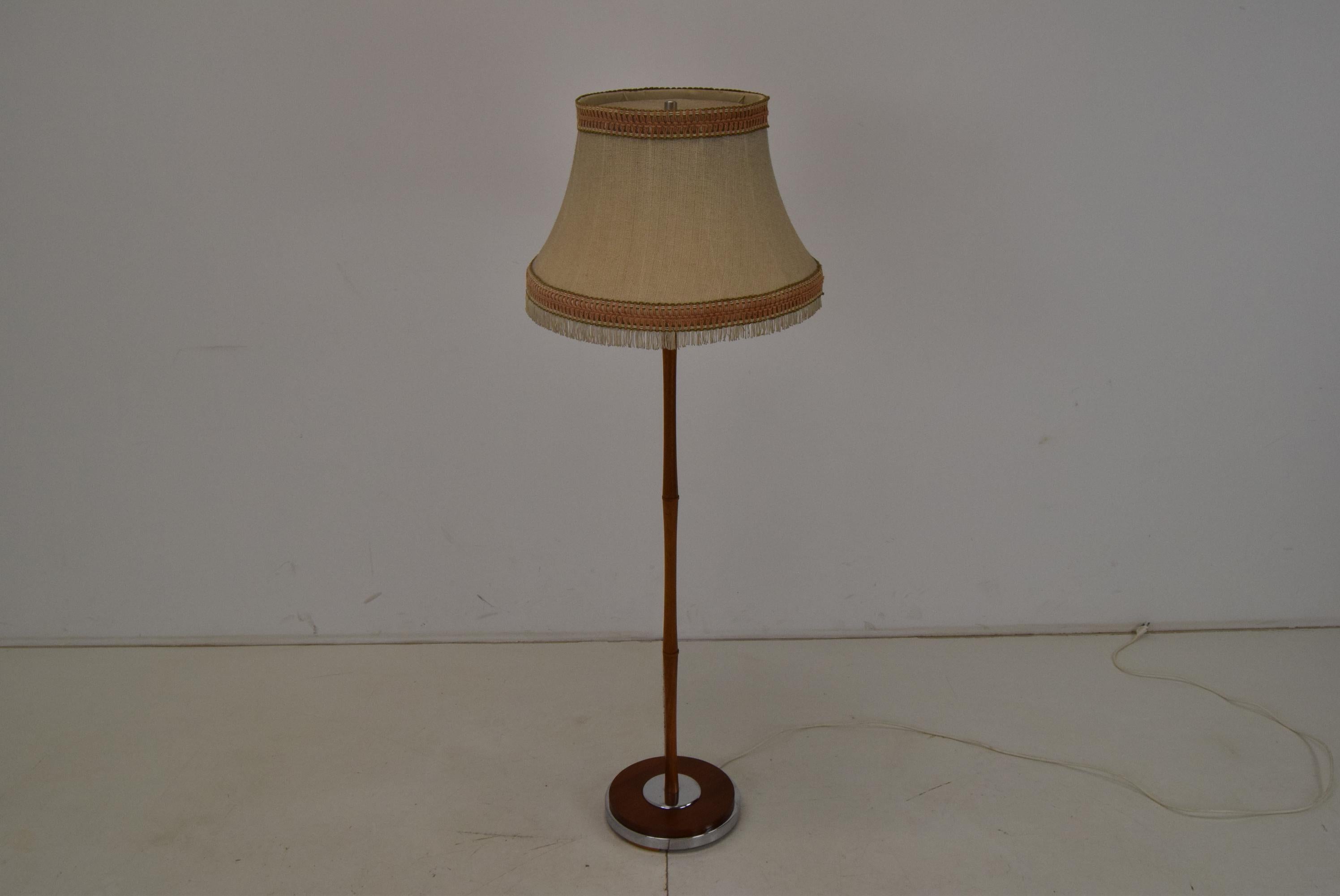 Made in Germany 
Made of fabric, wood, chrome
2xE27 or E26 bulb
US adapter included
Original condition.

    