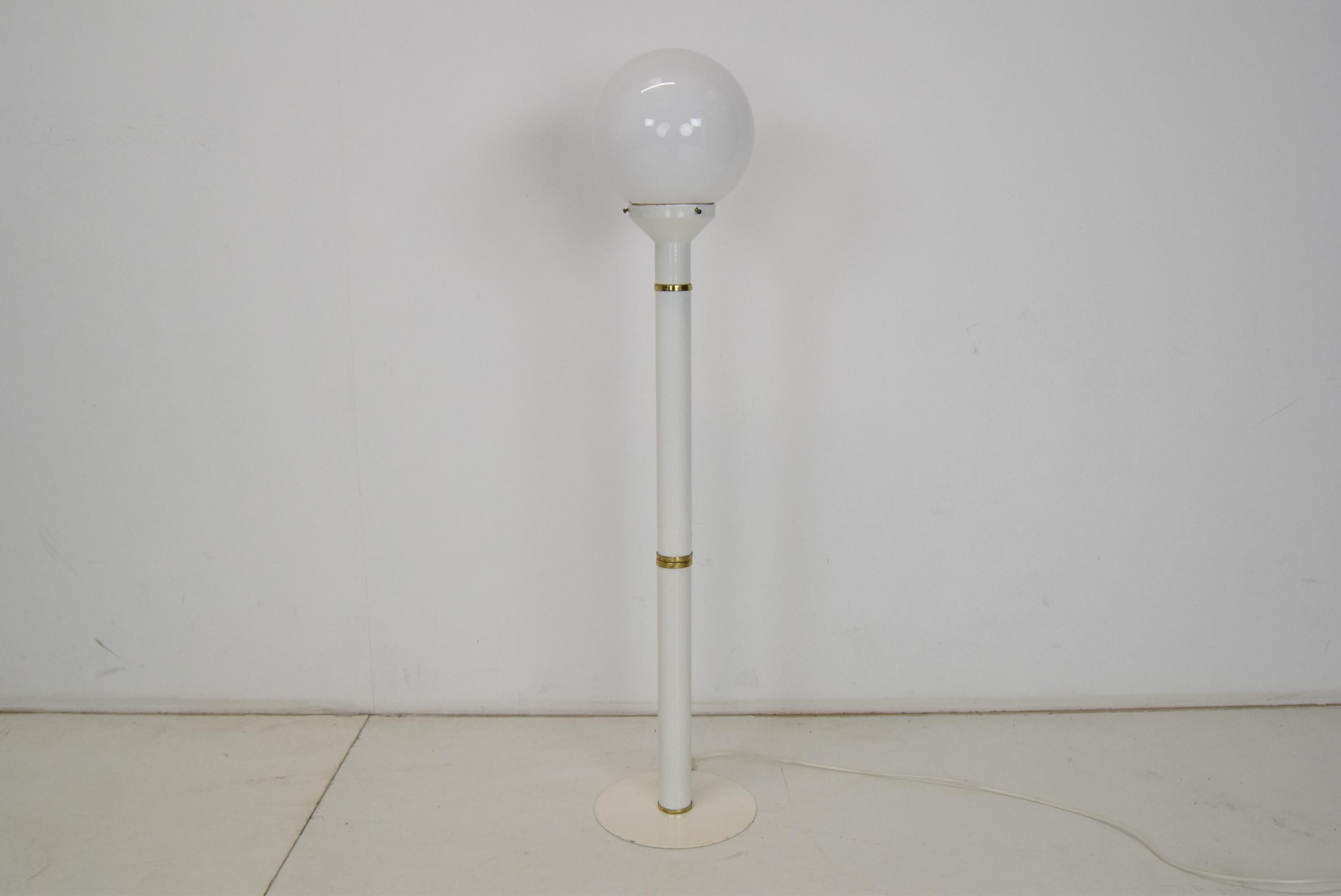 Made in Czechoslovakia
Made of Milk Glass,Metal,Brass
1xE27 or E26 bulb
At the request of the customer ,it is possible to install a new electrical installation
With aged patina
Good original condition