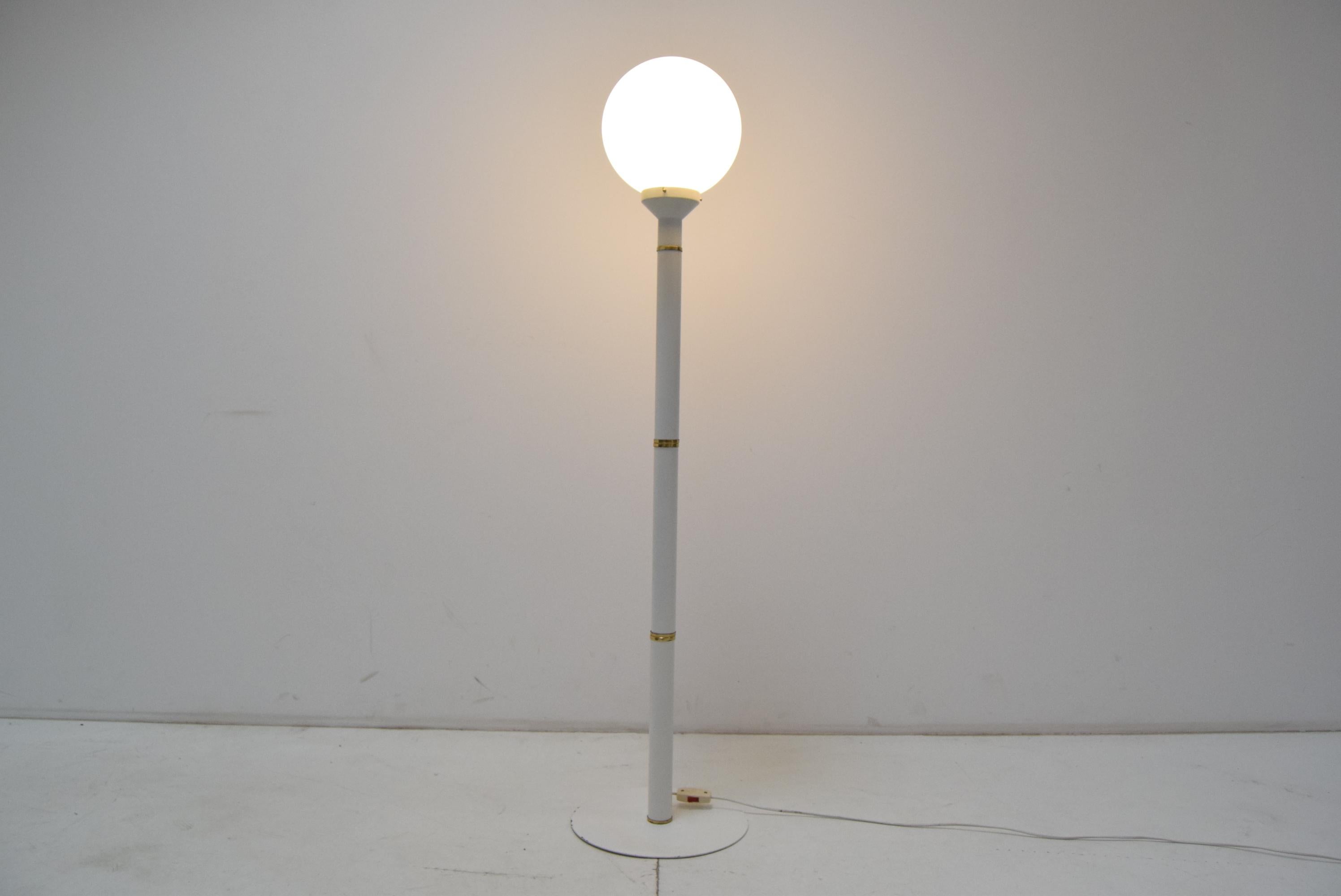 Made in Czechoslovakia
Made of milk glass, metal, brass
1xE27 or E26 bulb
At the request of the customer, it is possible to install a new electrical installation
With aged patina
US adapter included
Good original condition.