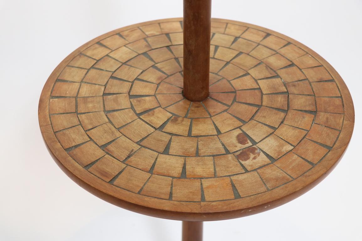 Mid-Century Modern Milieu du siècle  Lampadaire avec surface de table, probablement Gordon Martz en vente