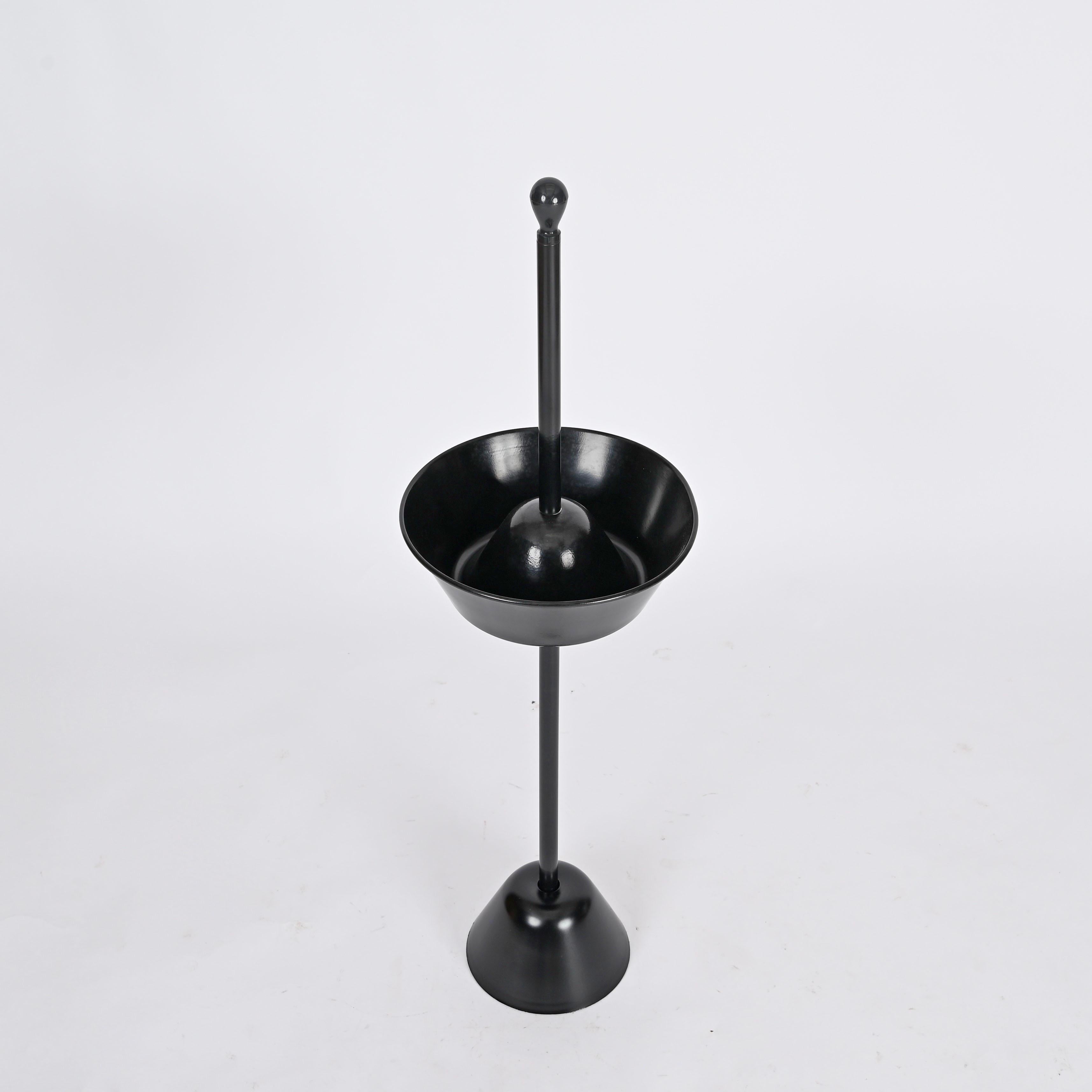 Un pezzo iconico del design italiano, questo elegante posacenere indipendente è stato progettato dai fratelli Castiglioni per Zanotta nel 1957. Un perfetto esempio di funzionalità e sperimentazione di materiali, caratteristica dello stile dei famosi