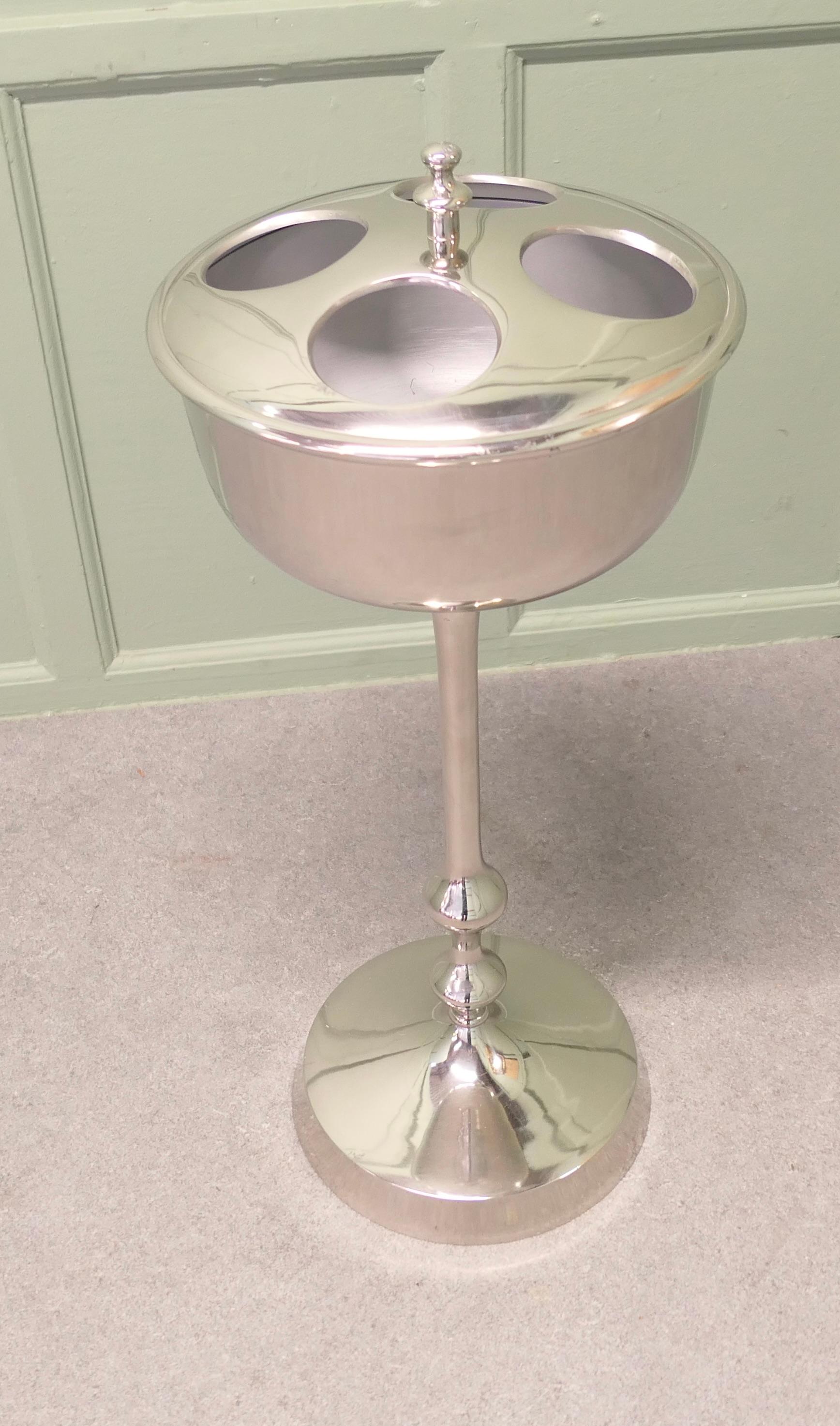 Mid Century Floor Standing Chrome Champaign Ice Bucket (Moderne der Mitte des Jahrhunderts) im Angebot