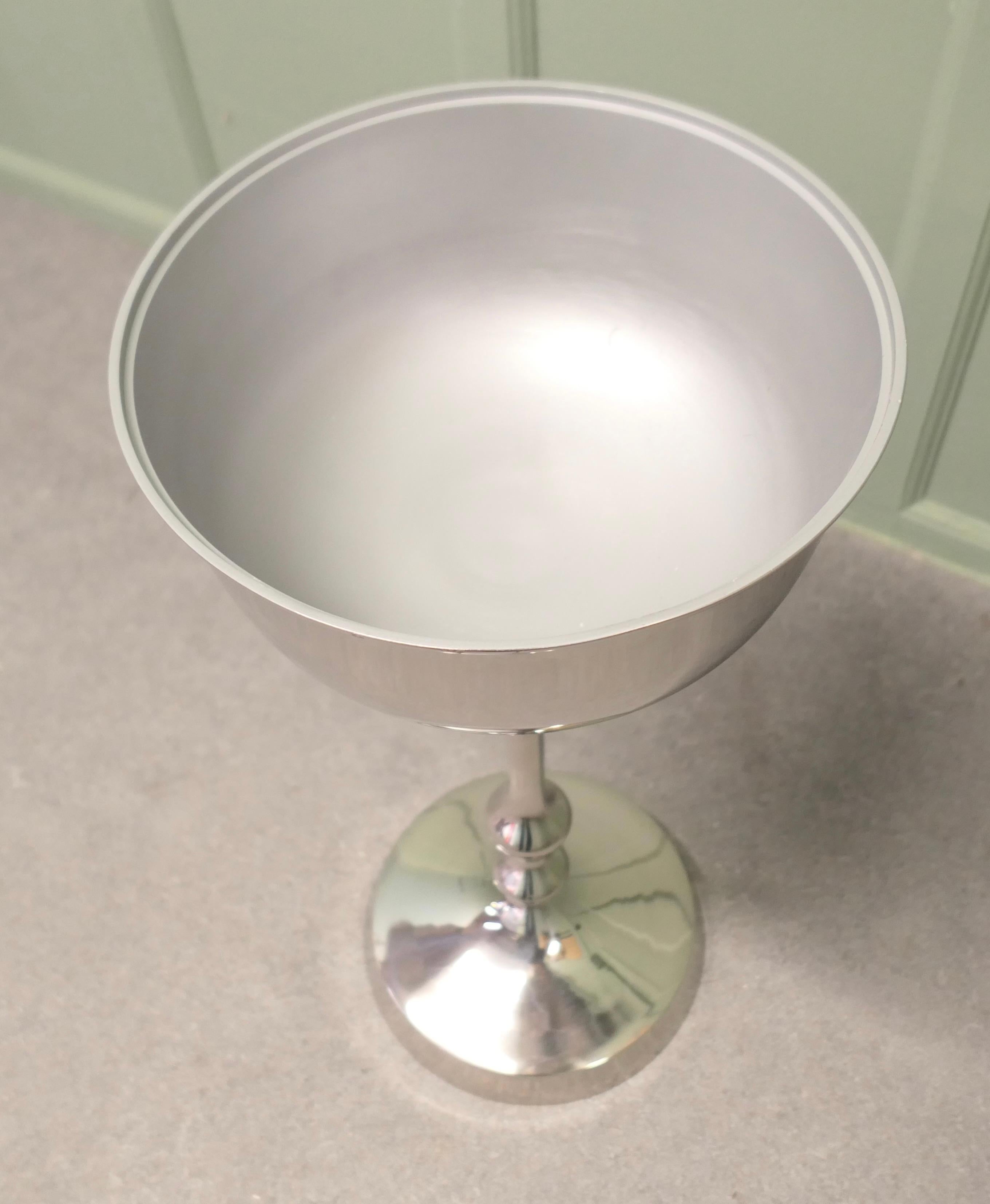 Mid Century Floor Standing Chrome Champaign Ice Bucket (Ende des 20. Jahrhunderts) im Angebot