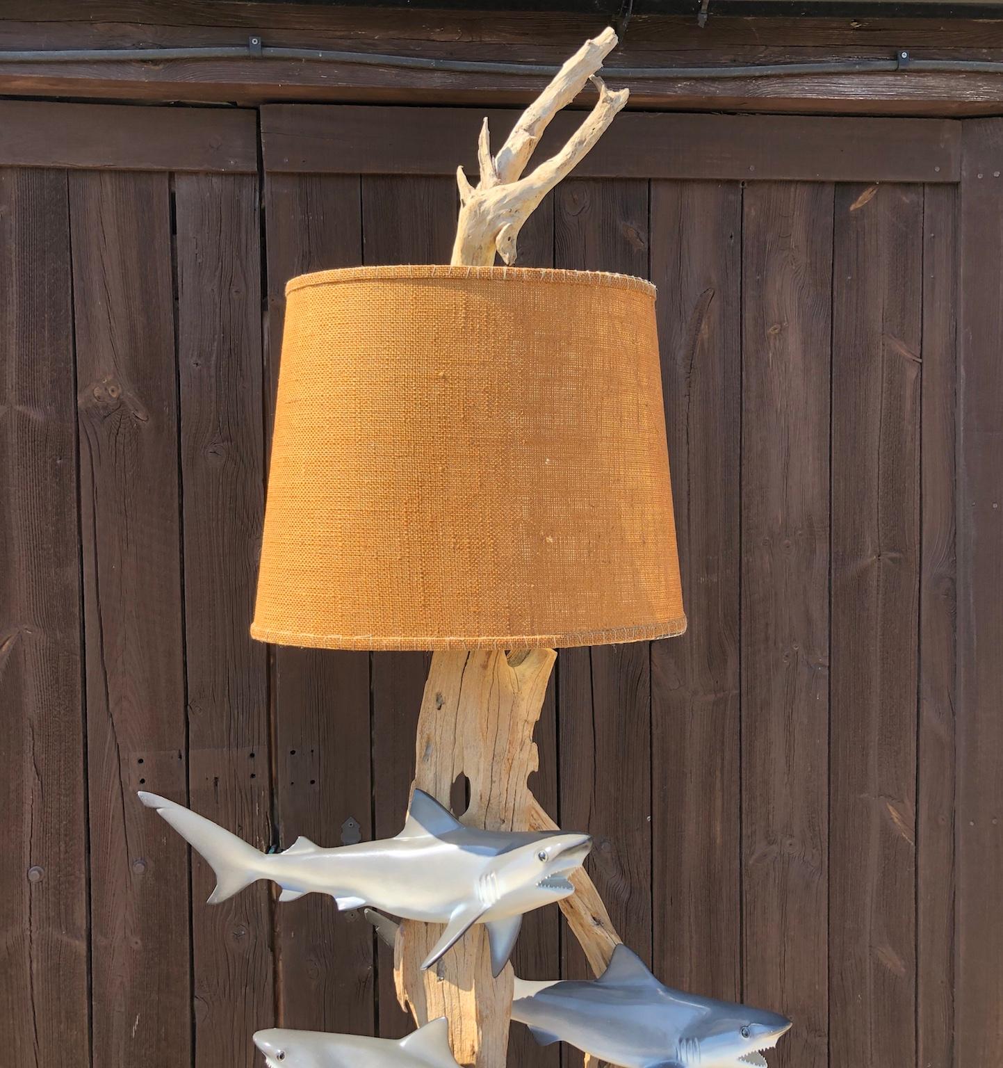 Milieu du XXe siècle Lampadaire du milieu du siècle avec des requins, années 1960, États-Unis, propriété de John Enwistle. en vente