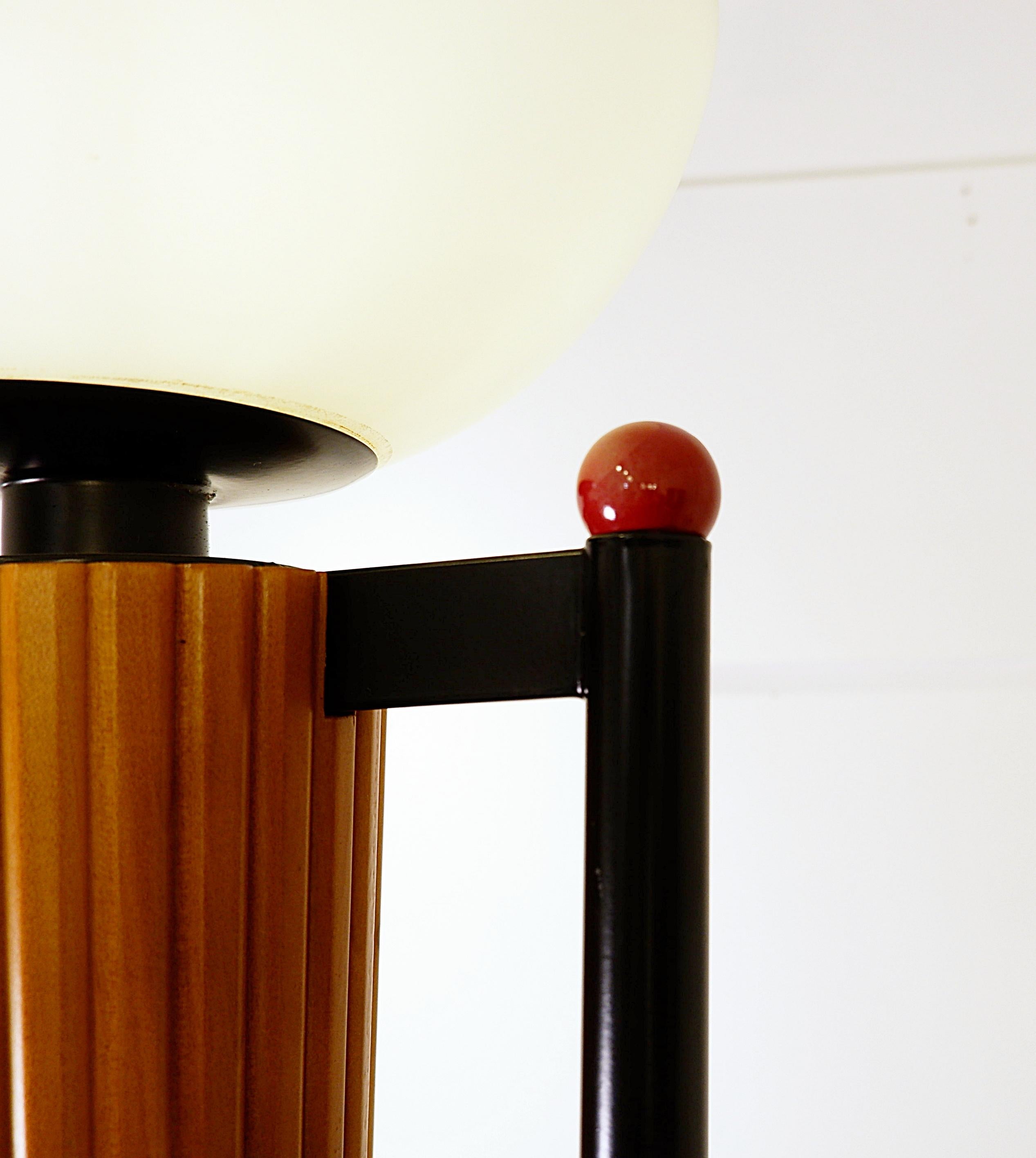 Mid Century Floorlamp in the style of Ettore Sottsass, Italy, 1980's For Sale 1