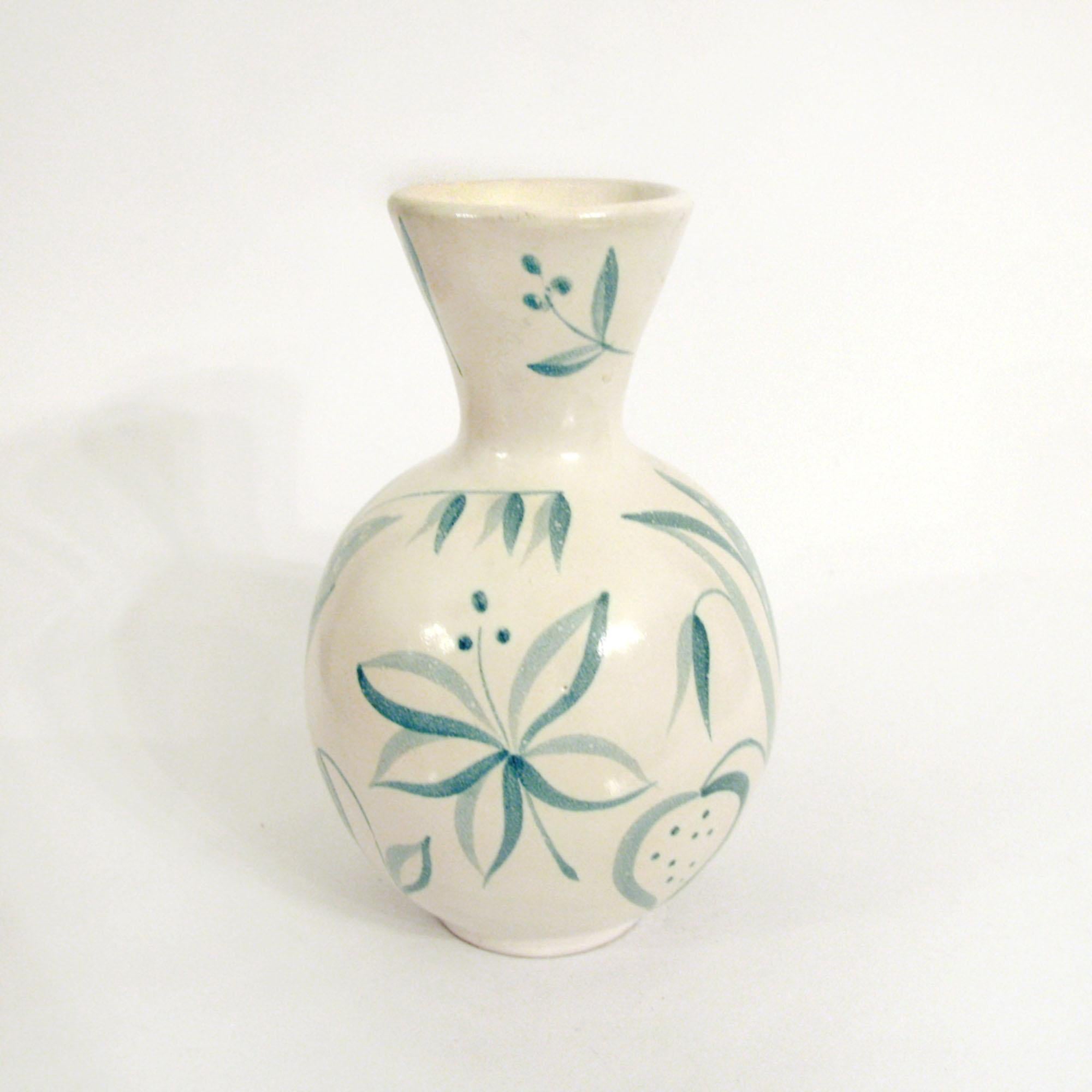 Un joli vase décoratif en céramique conçu par Anna-Lisa Thomson dans les années 1940 pour Ekeby, Suède. Modèle 'Flora', réalisé entre 1948-1950. Céramique émaillée, peinte à la main, forme numéro 246. Marqué sous le fond.
Excellent