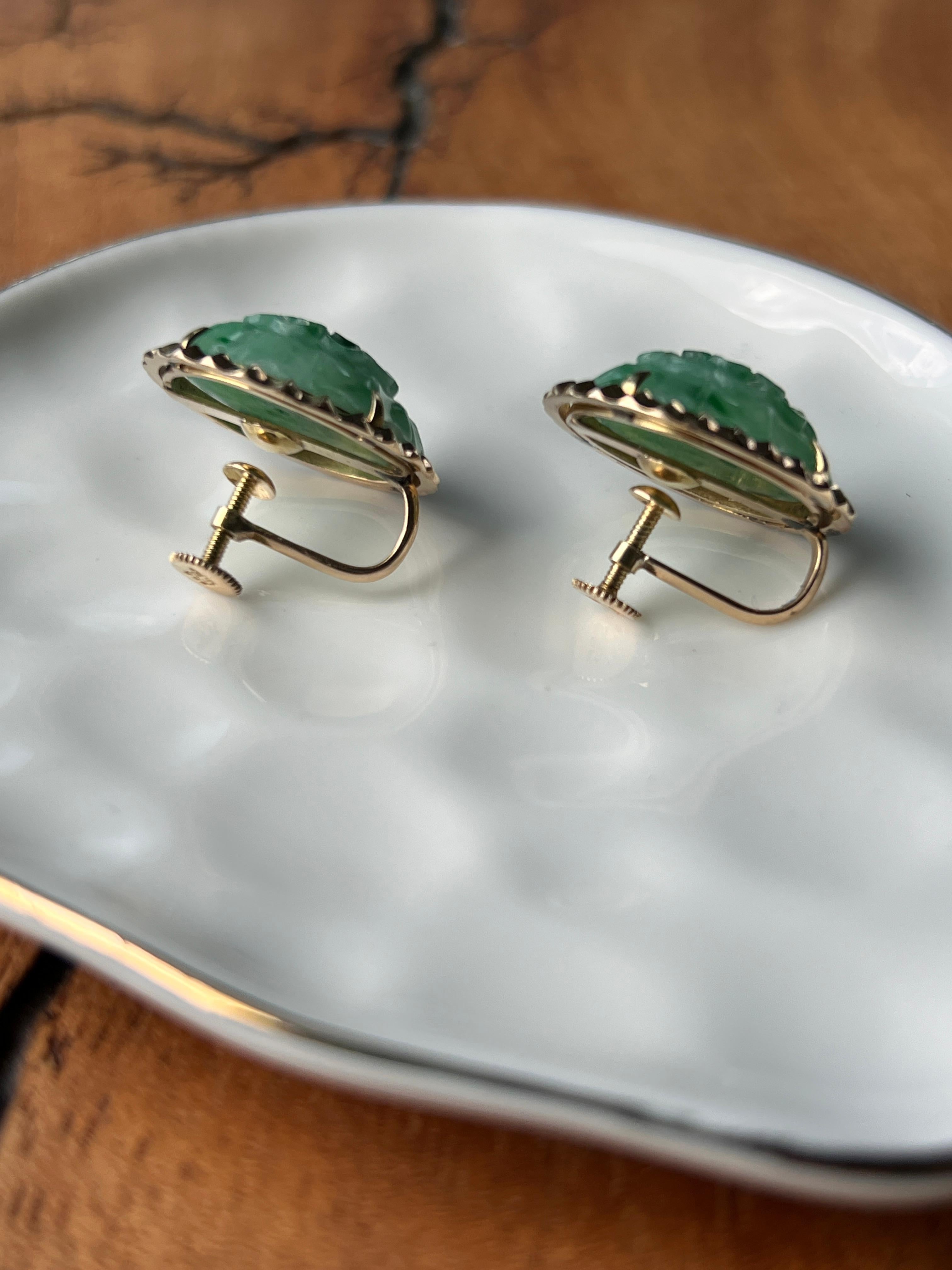 Taille mixte Boucles d'oreilles à vis en or jaune 14k et jadéite sculptée florale du milieu du siècle dernier en vente