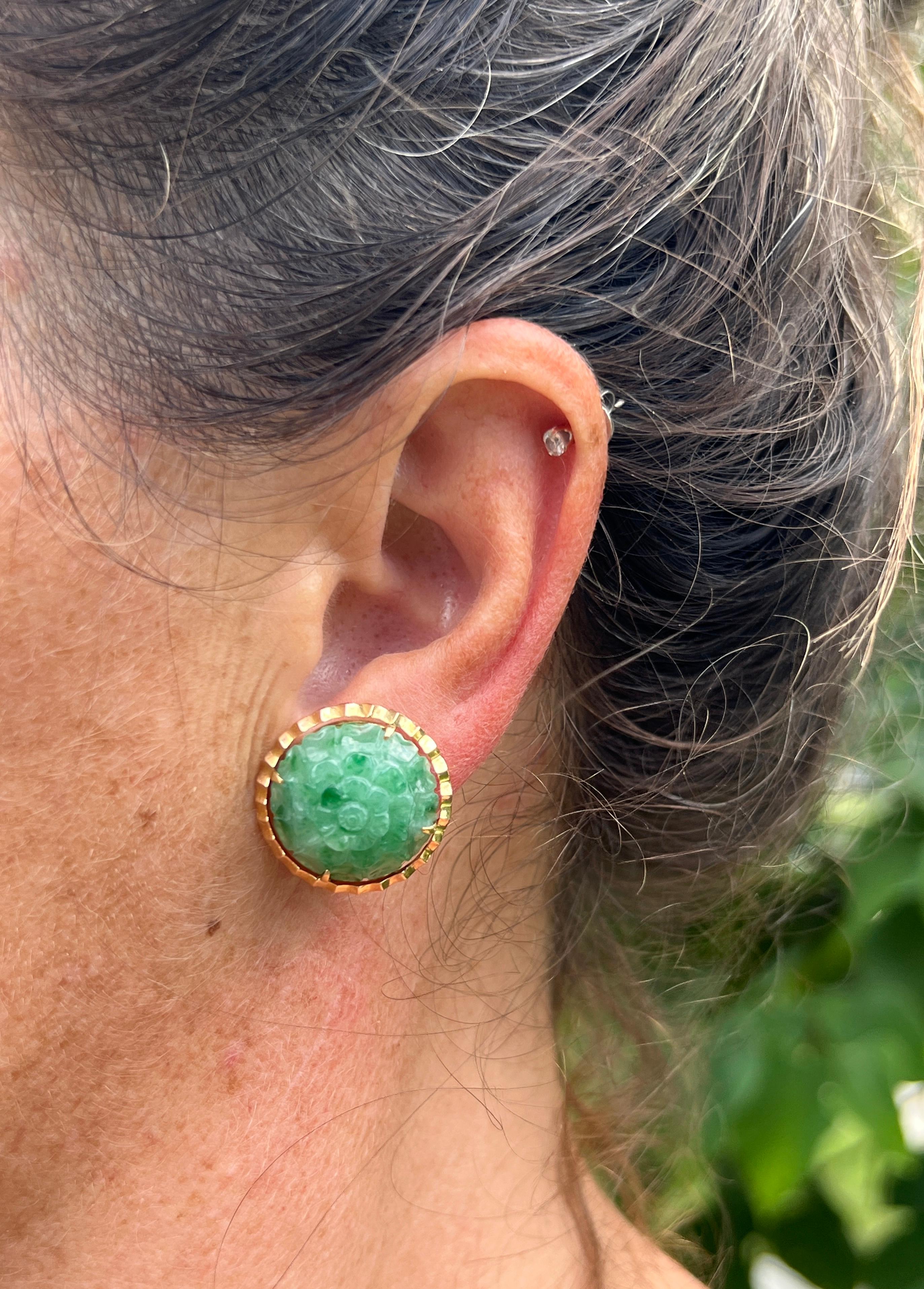 Boucles d'oreilles à vis en or jaune 14k et jadéite sculptée florale du milieu du siècle dernier Bon état - En vente à Towson, MD