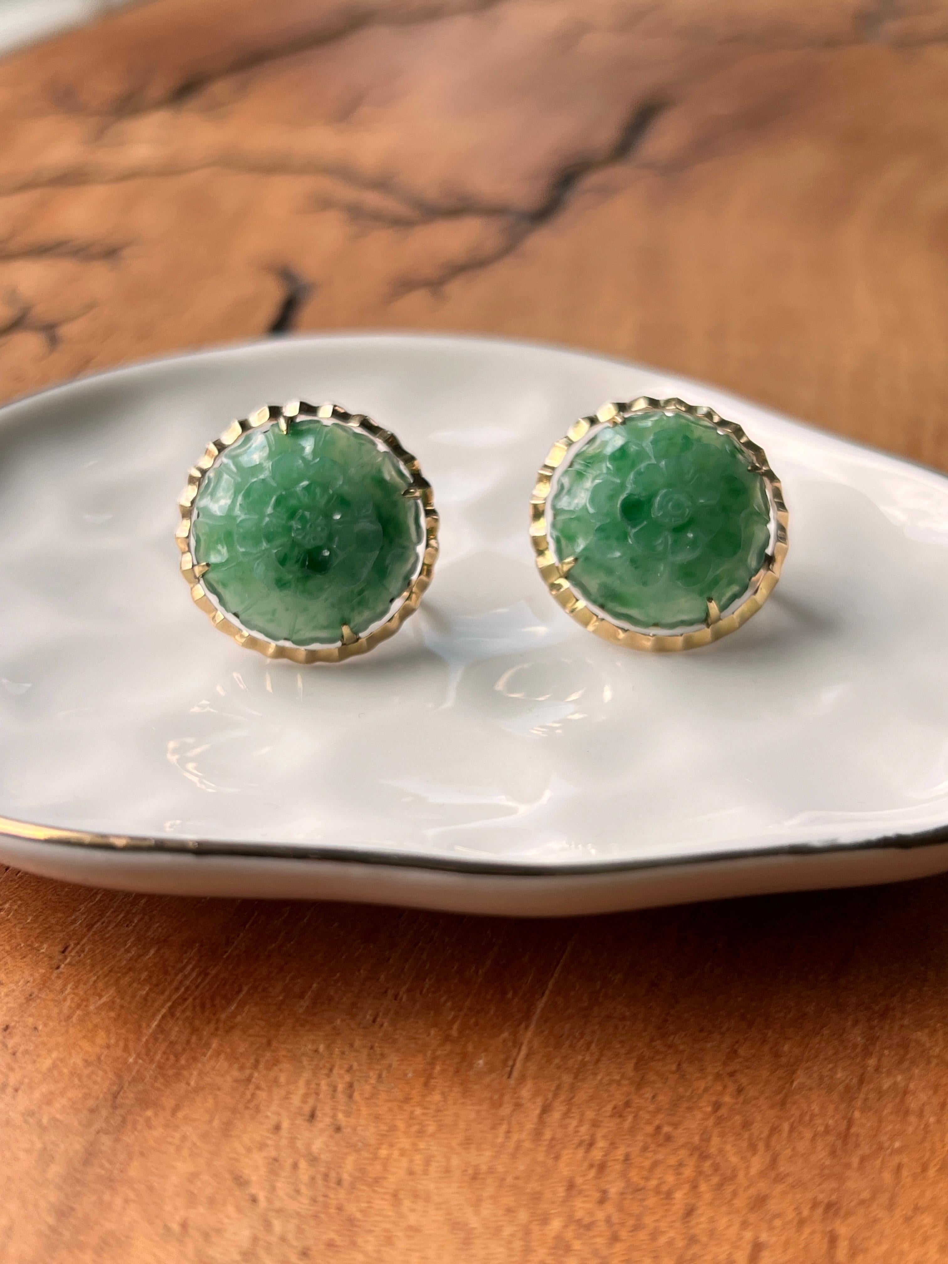 Boucles d'oreilles à vis en or jaune 14k et jadéite sculptée florale du milieu du siècle dernier Unisexe en vente