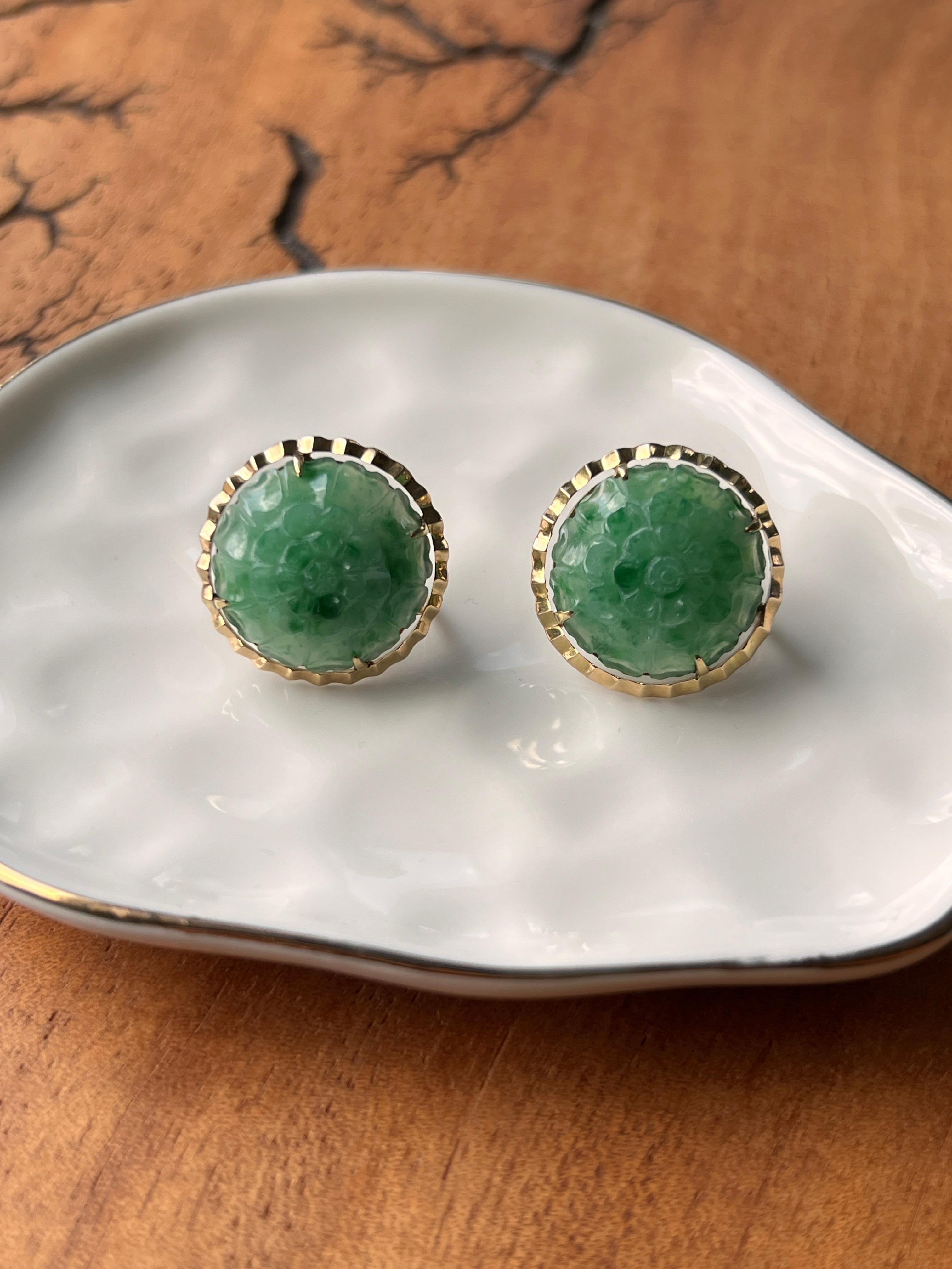 Boucles d'oreilles à vis en or jaune 14k et jadéite sculptée florale du milieu du siècle dernier en vente 1