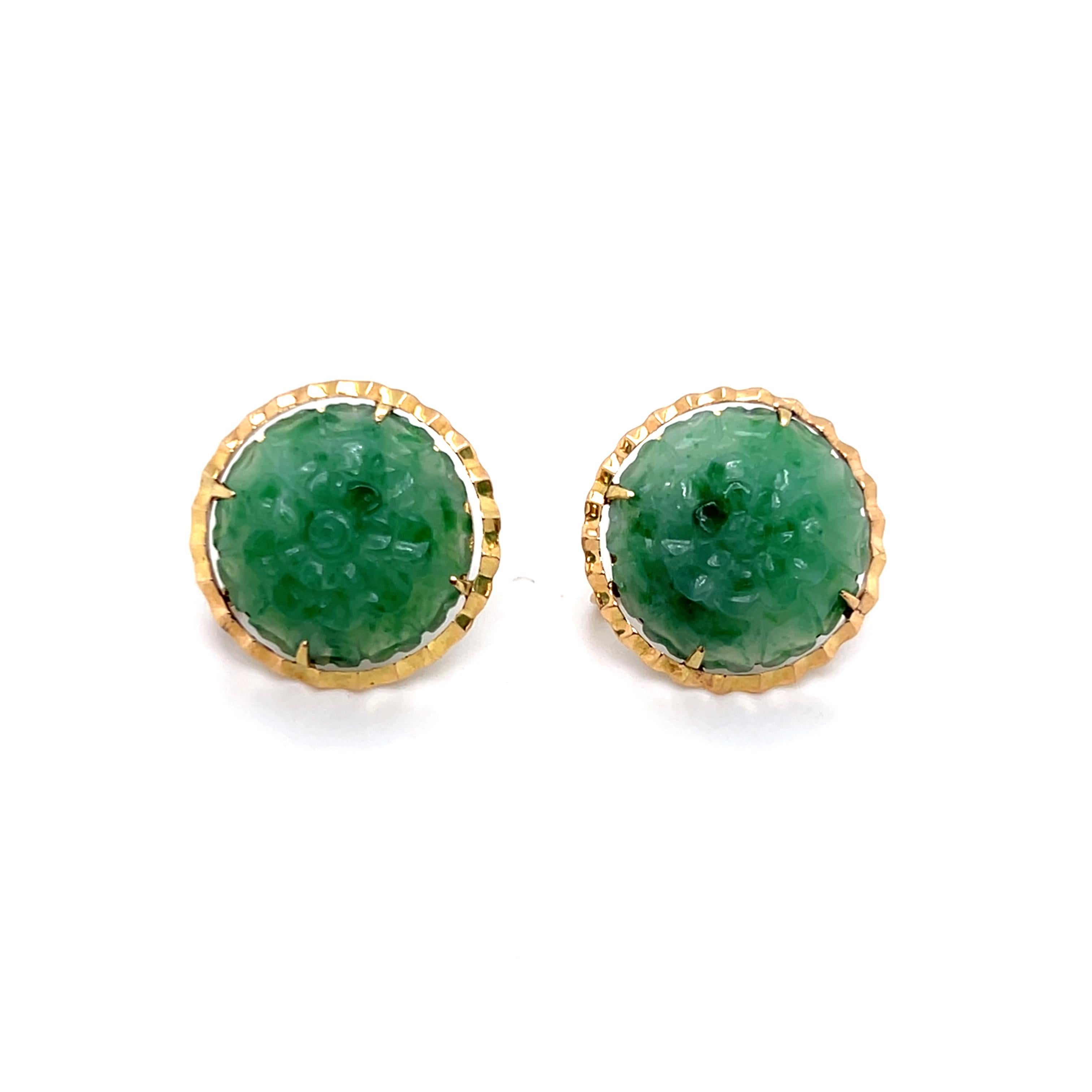 Boucles d'oreilles à vis en or jaune 14k et jadéite sculptée florale du milieu du siècle dernier en vente 2