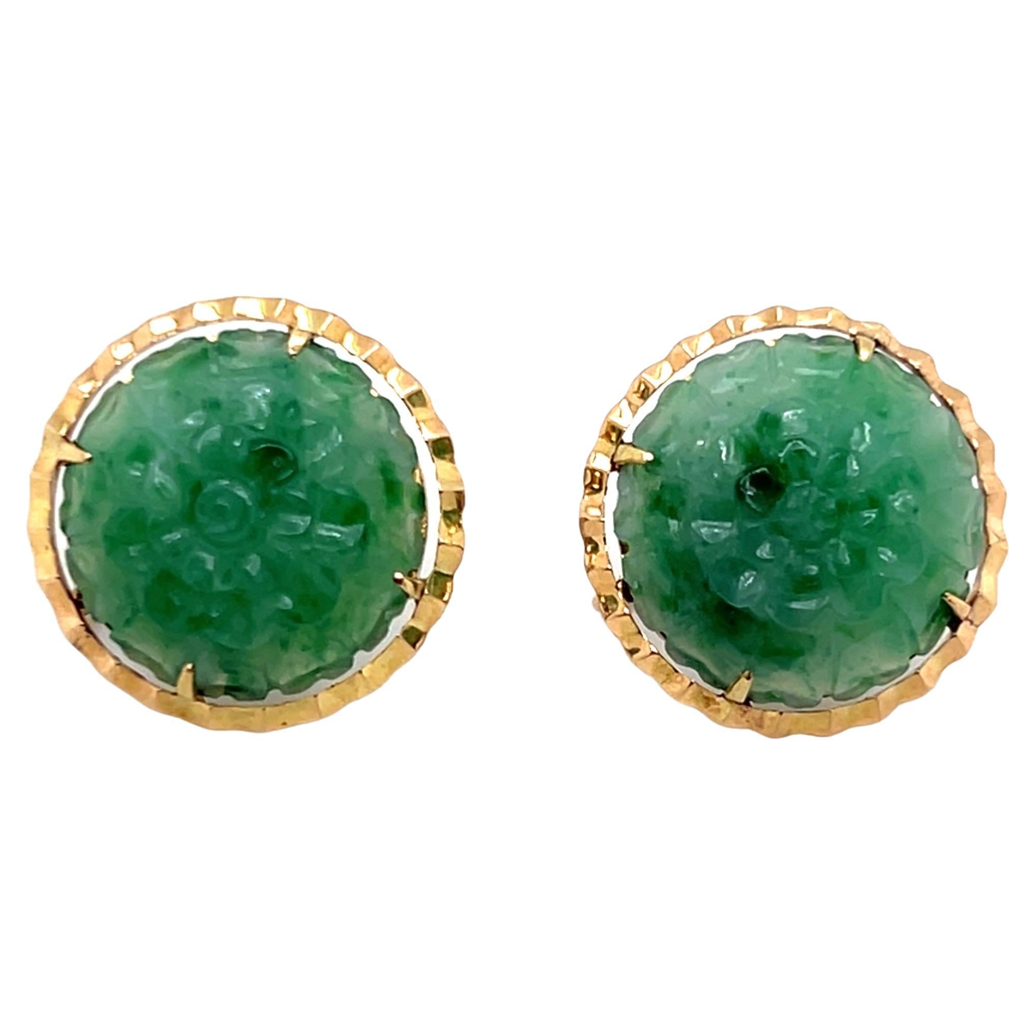 Boucles d'oreilles à vis en or jaune 14k et jadéite sculptée florale du milieu du siècle dernier en vente