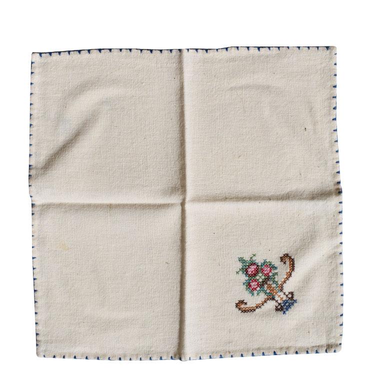 Mid Century Floral Linen Dinner or Cocktail Napkins, Set of 4 In Good Condition For Sale In Oklahoma City, OK