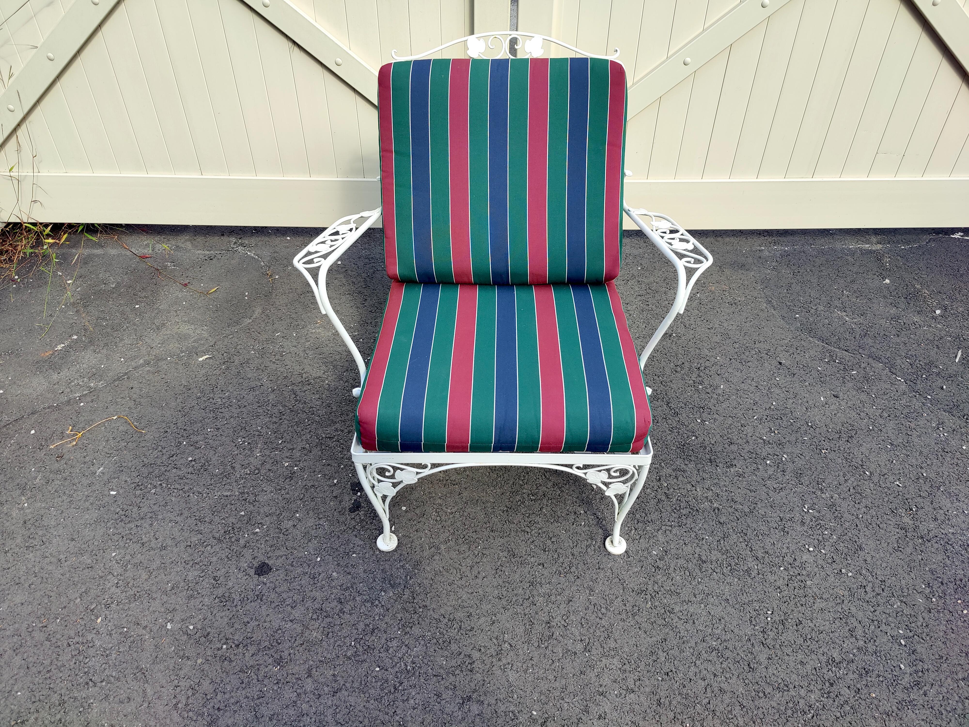 ( 1 ) Mid-Century Modern outdoor lounge chair. Made out of sturdy wrought iron. This lounge chair features elegant scrollwork and floral designs, Perfect for any patio, pool, balcony setting. Cushion included

(Please confirm item location - NY or
