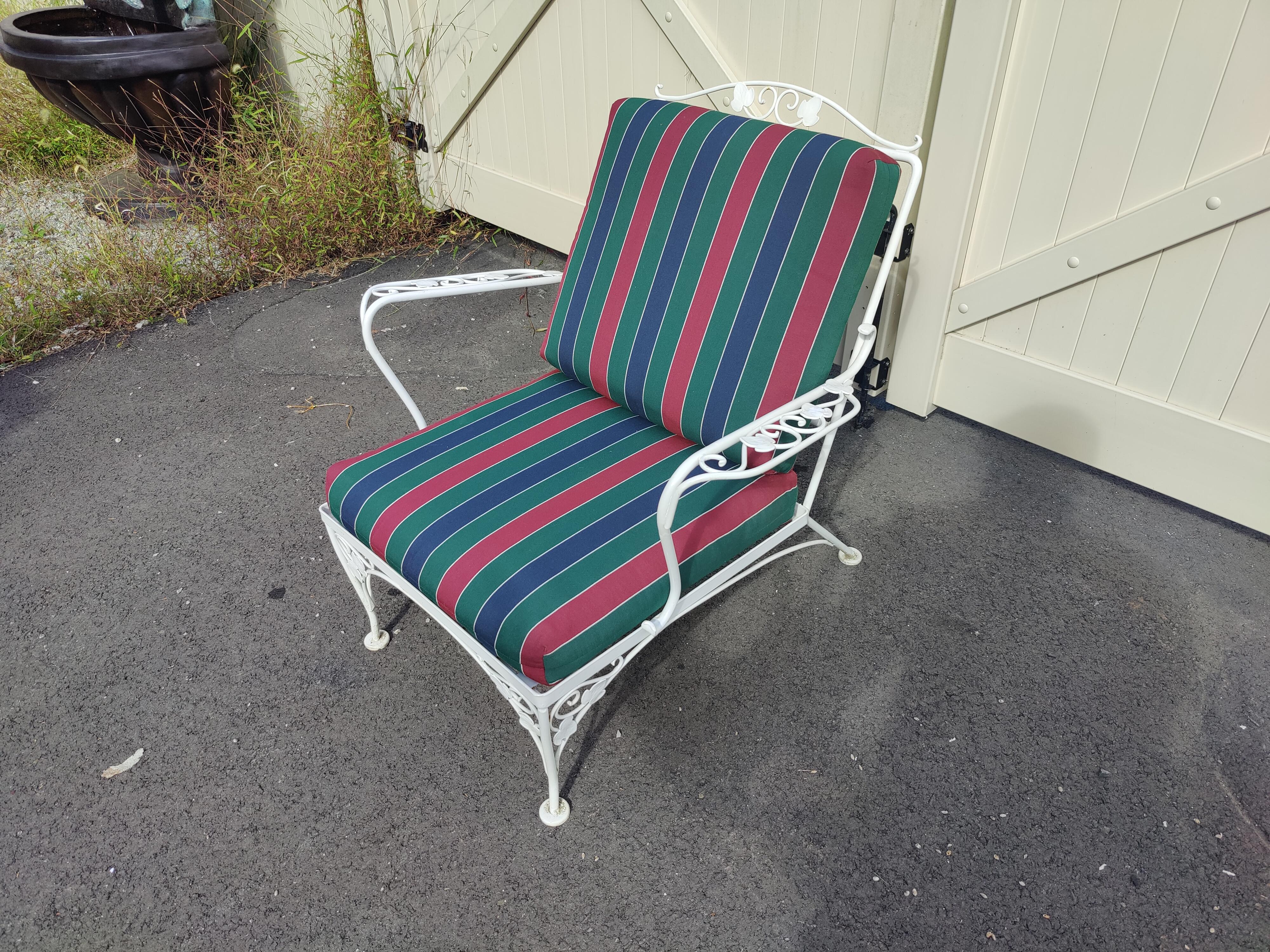 Mid-Century Floral Patio Lounge Chair In Good Condition In Brooklyn, NY