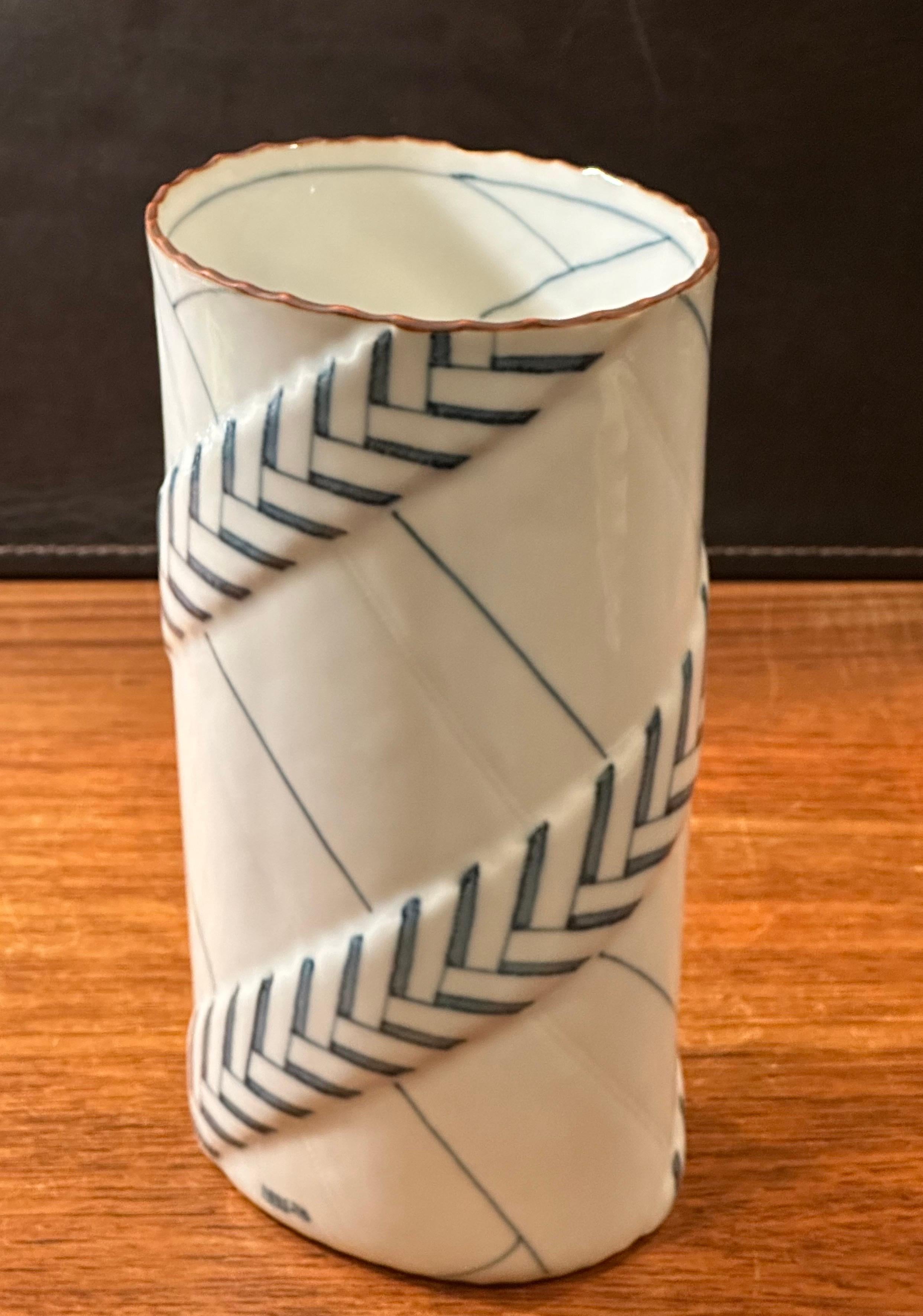 Vase en porcelaine Florena du milieu du siècle dernier par Anne Marie Trolle pour Royal Copenhagen Bon état - En vente à San Diego, CA