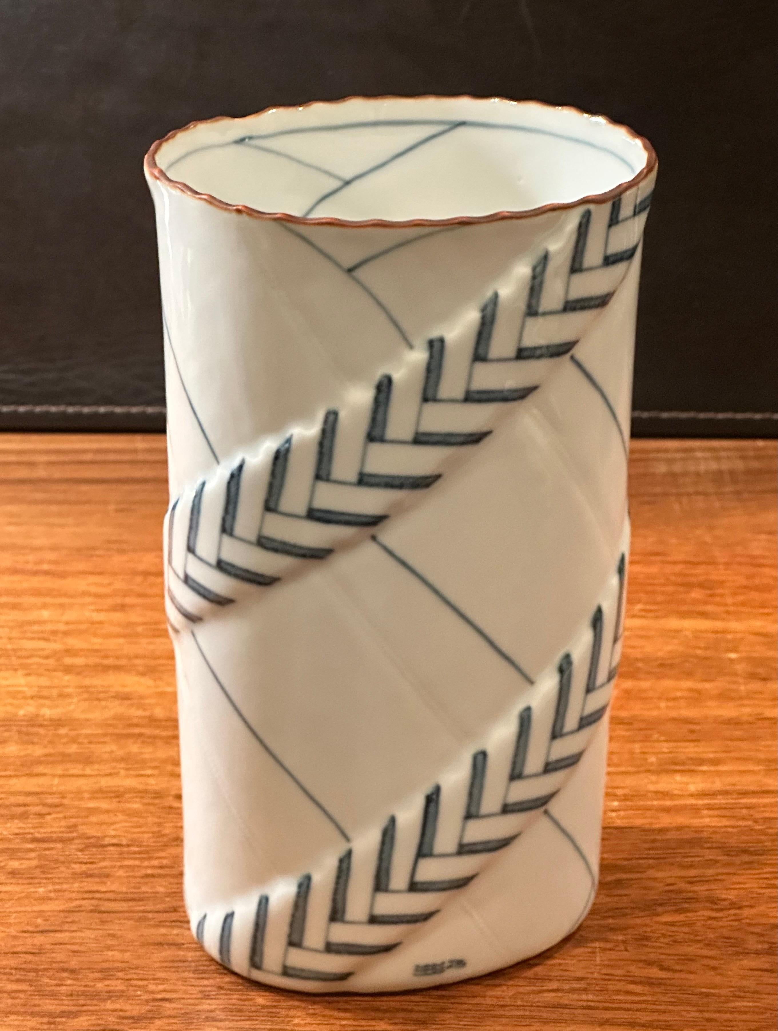 Vase en porcelaine Florena du milieu du siècle dernier par Anne Marie Trolle pour Royal Copenhagen en vente 1
