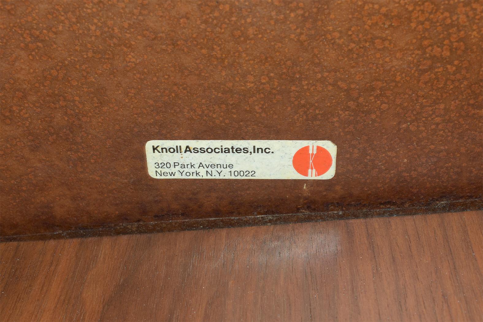 Florence Knoll-Inspired Executive Desk: Mid-Century Modern Elegance In Good Condition For Sale In Los Angeles, CA