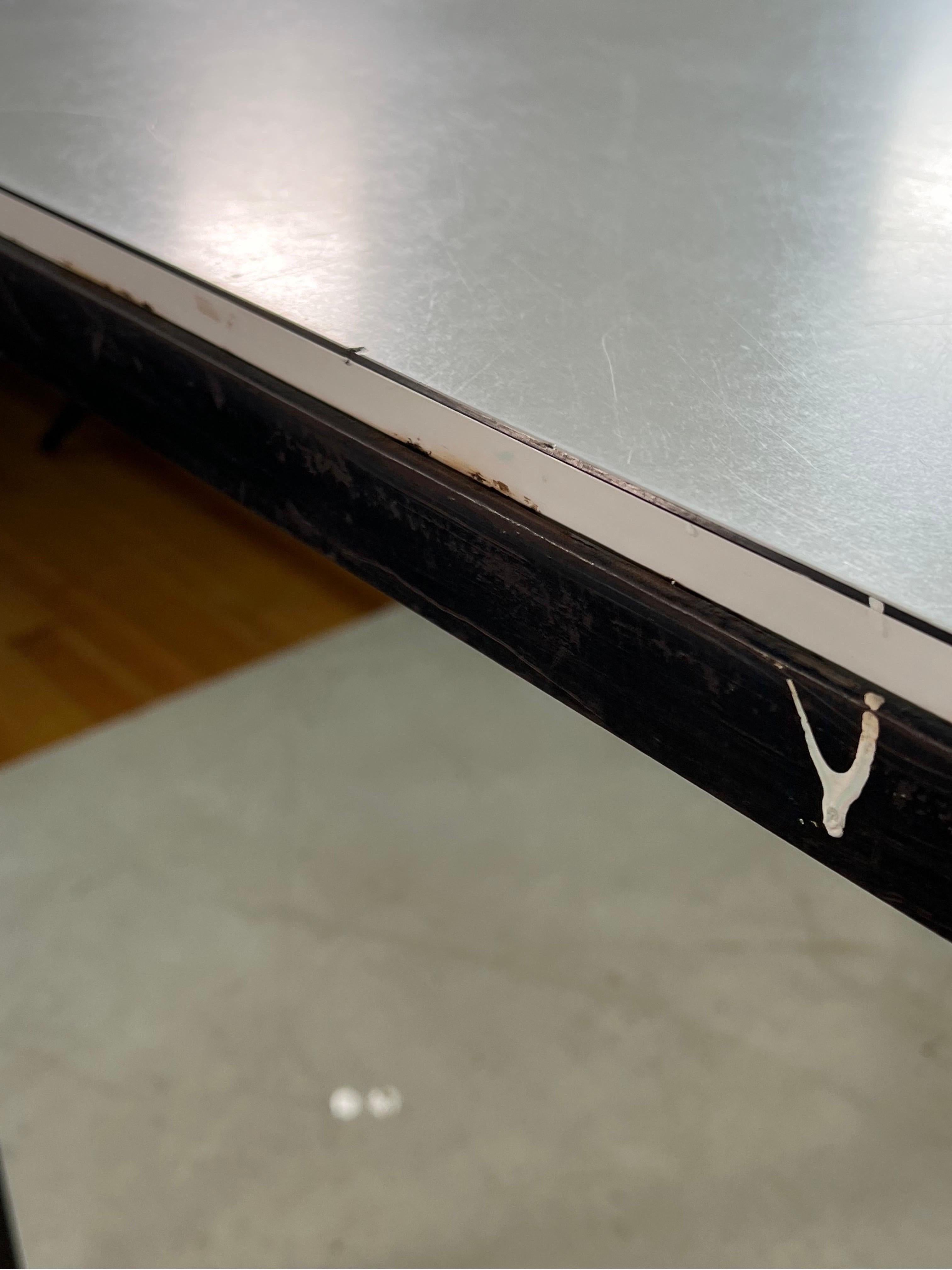 Mid Century Florence Knoll Iron T Bar Kitchen Table In Good Condition In Esperance, NY