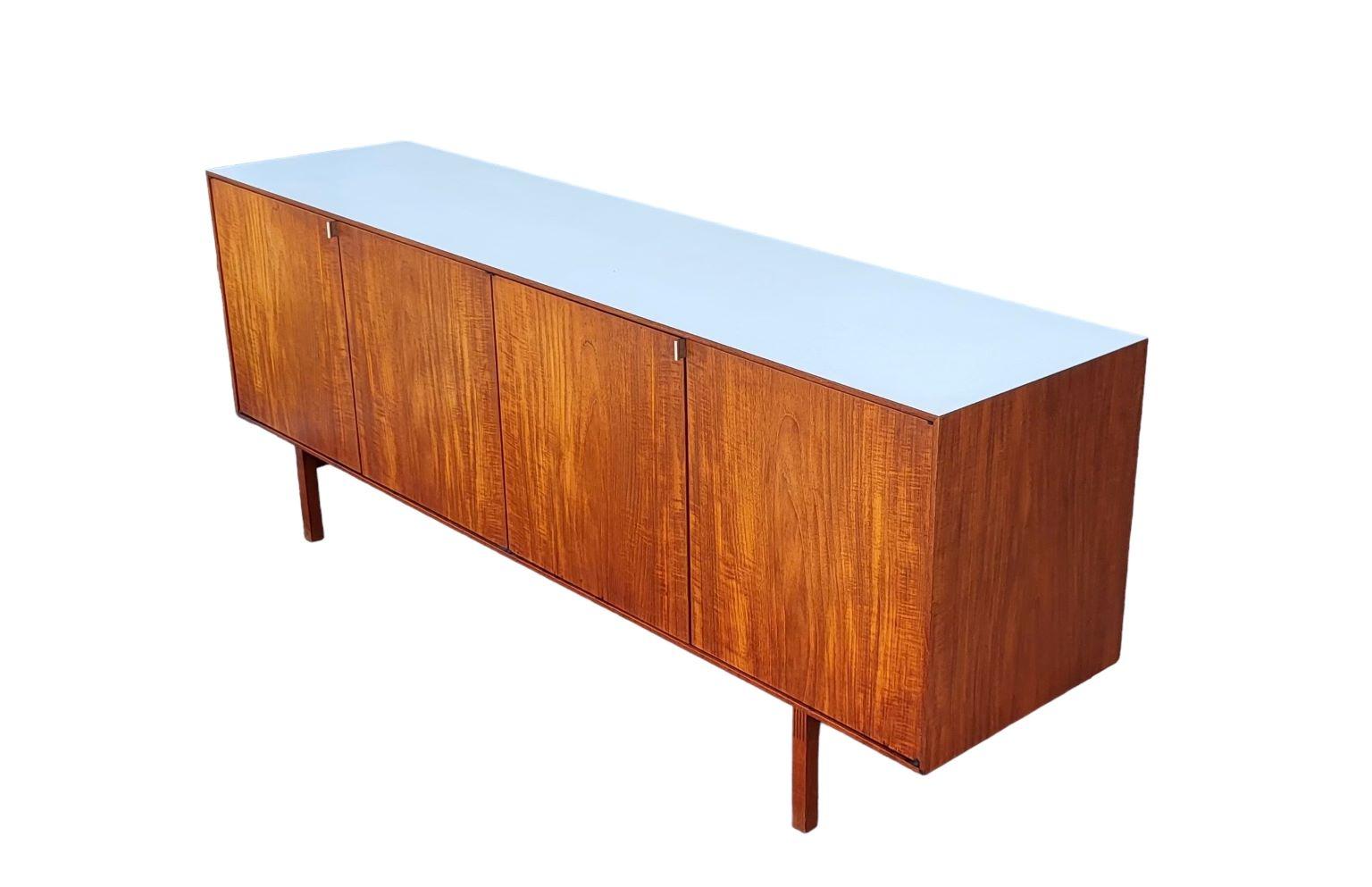 Mid Century Florence Knoll Modern Credenza For Knoll C.1960 For Sale 4
