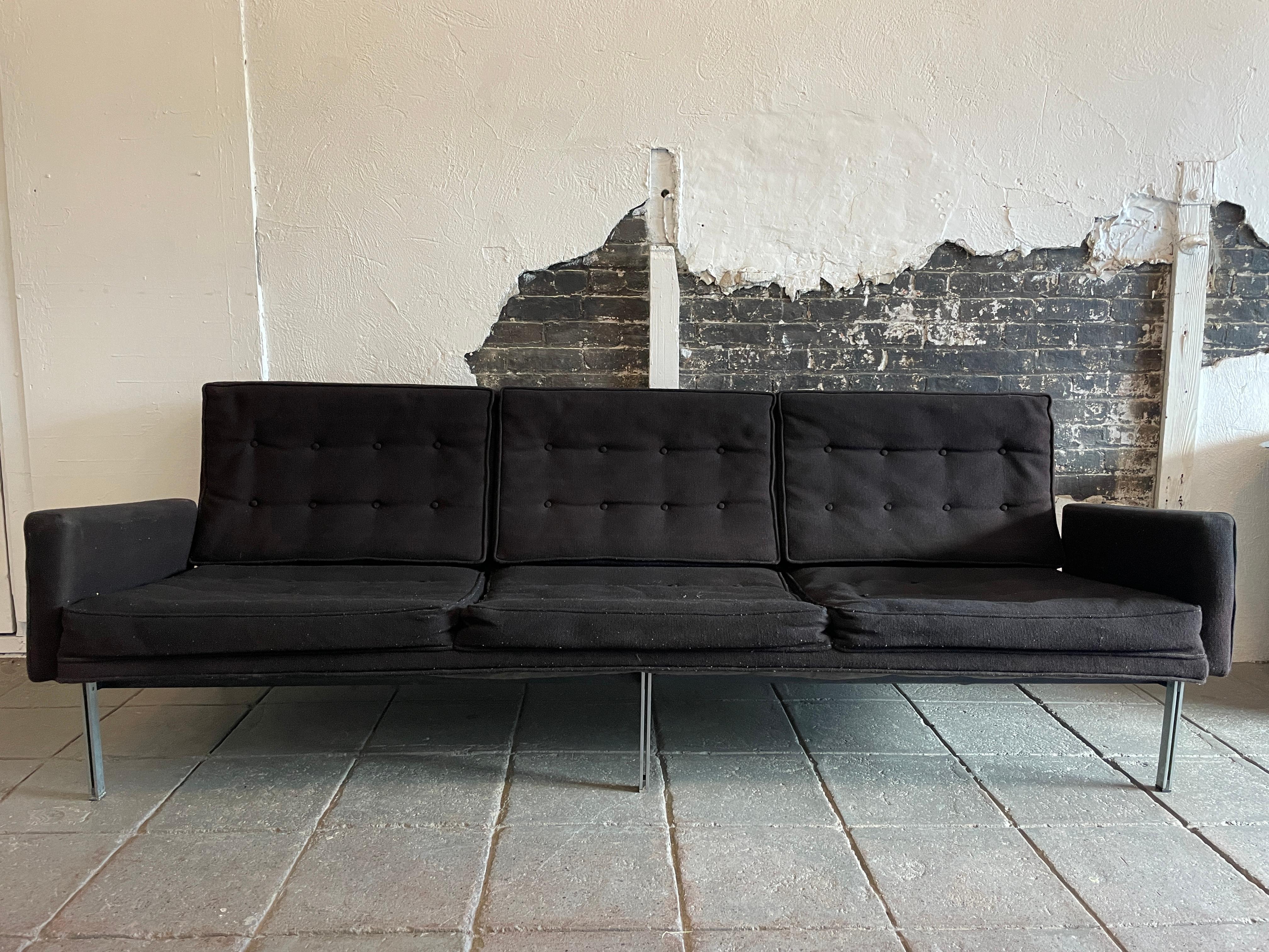 Vintage circa 1960 Midcentury Florence Knoll Parallel Bar System Sofa Modell #57 Dreisitziges Sofa mit Armlehnen. Entworfen von Florence Knoll für Knoll Int. USA. Solider Stahlrahmen, der neu gepolstert werden muss. Alle Polsterung und Schaumstoff