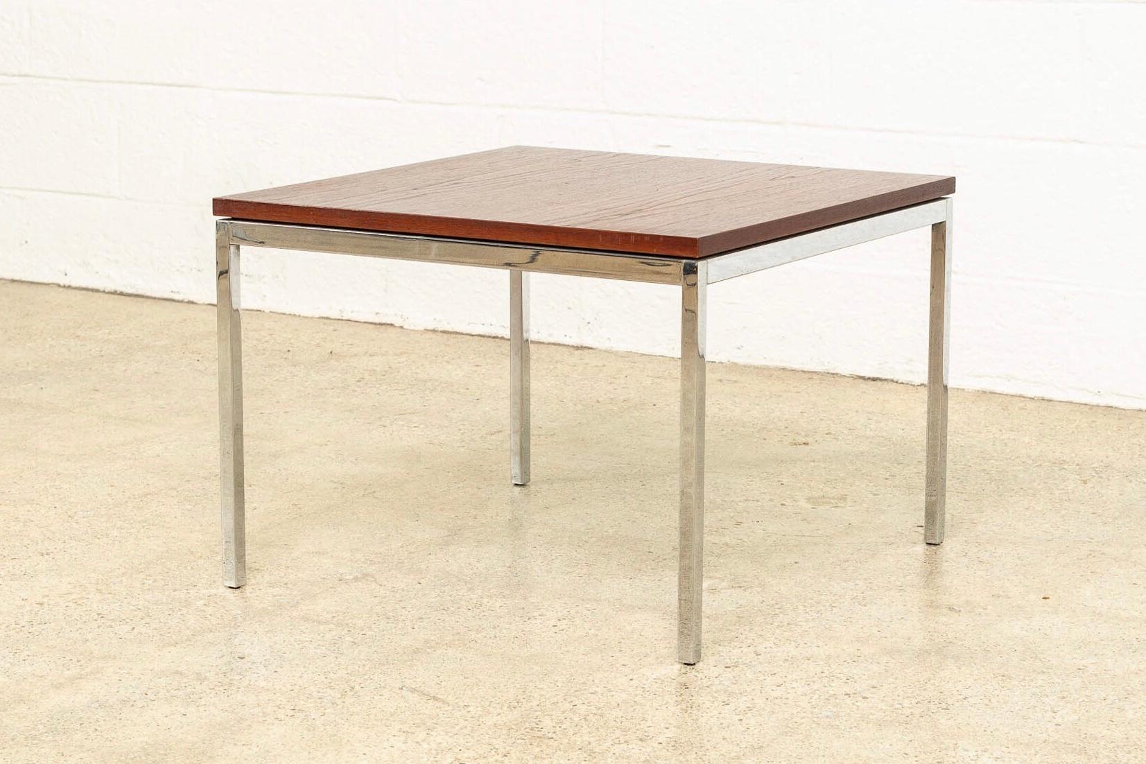 Mid Century Florence Knoll Square Coffee Table in Walnut In Good Condition For Sale In Detroit, MI