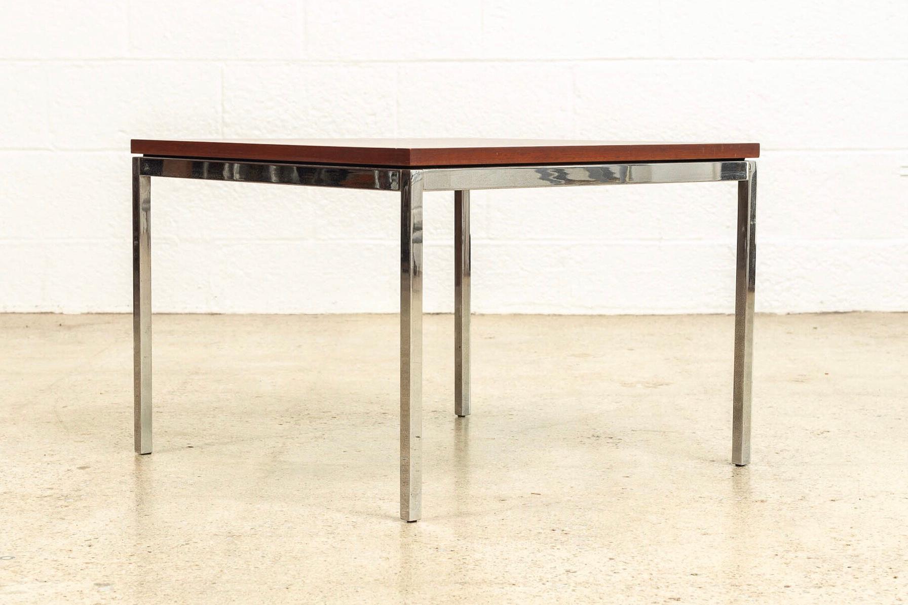 20ième siècle Table basse carrée en noyer du milieu du siècle de Florence Knoll en vente